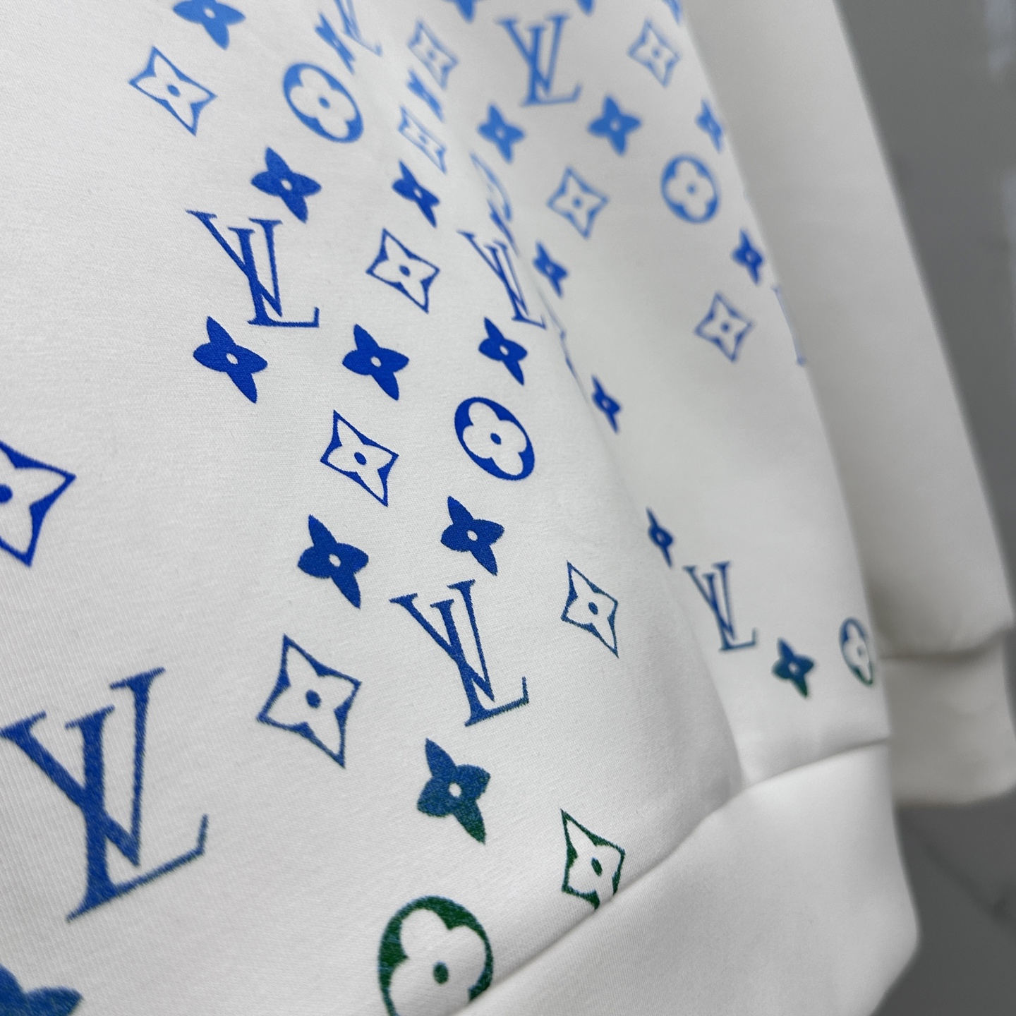 🆕LV路易威登 2025ss秋冬新品刺绣圆领套头卫衣 高超的时尚魅力风范,特立独行的艺术气息.客供定制面