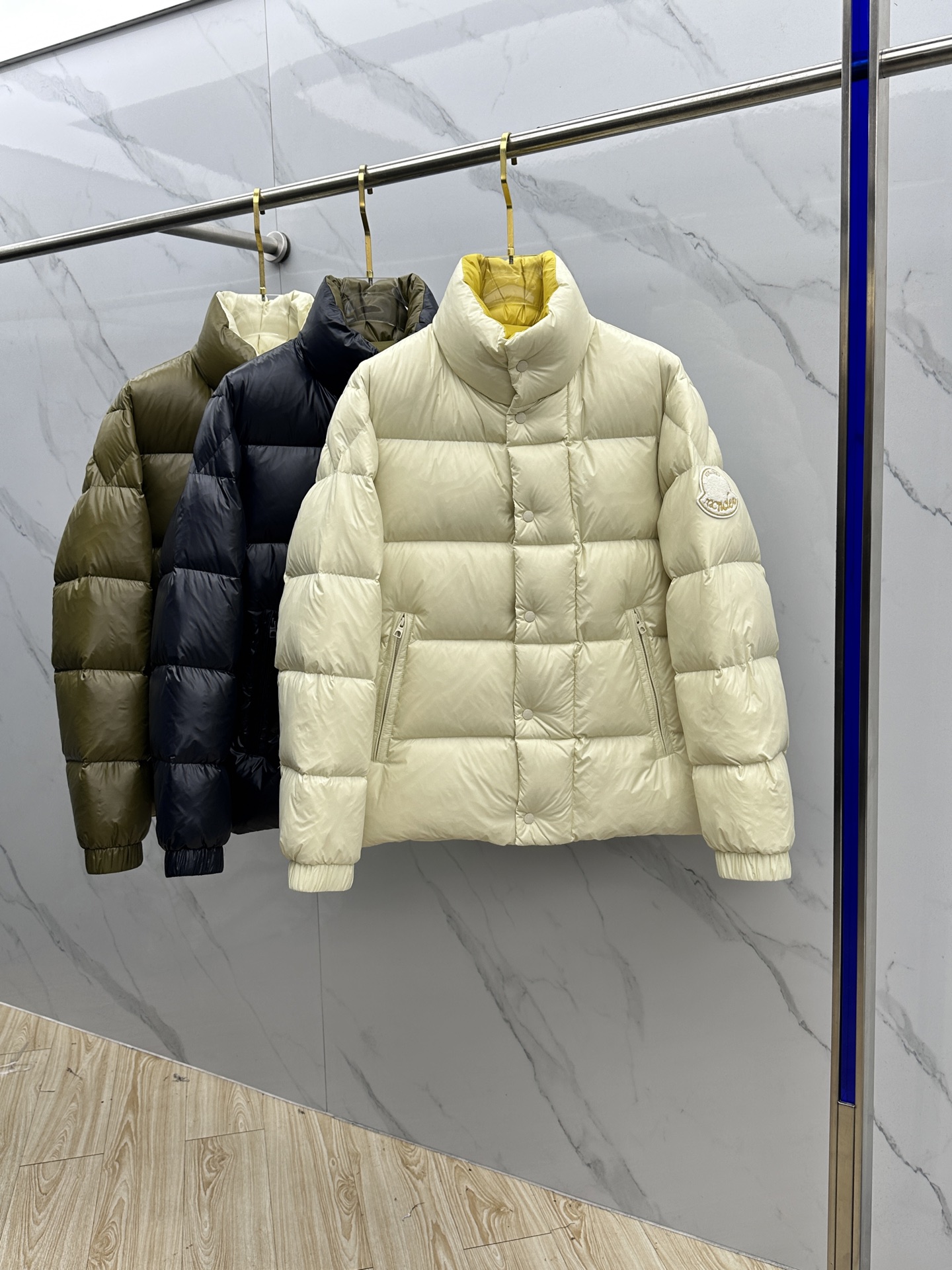 NO:622813,Moncler muzzle 2025ss new fashion casual stand collar down jacket for autumn and winter, popular down jacket with classic logo on the chest, 90# white goose down filling, every detail shows craftsmanship, enough advanced structural tailoring design changes to show men's diverse image changes, slim and neat, tailored to meet the current popular multi-layered outfits, hs versatile style for life!  Size 12345,,Moncler,jackets & coats,down jacket,alexander wang19860909Moncler蒙口 2025ss秋冬新款时尚休闲立领羽绒外套,胸口经典logo爆款羽绒服,90#白鹅绒填充,处处细节显工艺足够的高级结构性剪裁的设计改变来展现男士多样的形象变化,修身利落、剪裁合体,满足时下正流行的多层次穿搭,hs生活百搭款式！ 码数12345,,Moncler,jackets & coats,down jacket,alexander wang,Men's clothing