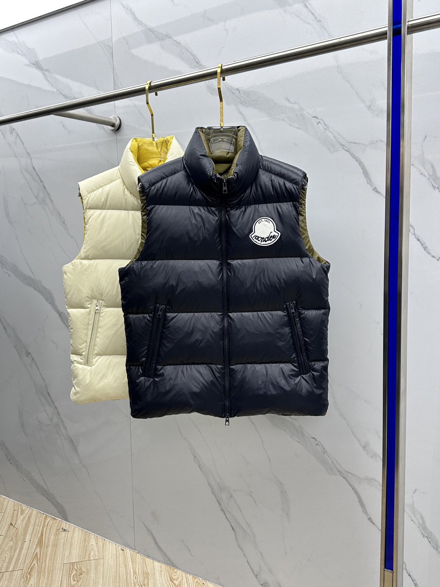 NO:623473,Moncler muzzle ss autumn and winter new fashion casual stand-up collar down vest jacket, popular down jacket with classic logo on the chest, 90# white goose down filling, every detail shows craftsmanship, enough advanced structural tailoring design changes to show men's diverse image changes, slim and neat, tailored to meet the current popular multi-layered wear, hs versatile style for life!  Size 12345,,Moncler,jackets & coats,down jacket,alexander wang19860909Moncler蒙口 ss秋冬新款时尚休闲立领羽绒马甲外套,胸口经典logo爆款羽绒服,90#白鹅绒填充,处处细节显工艺足够的高级结构性剪裁的设计改变来展现男士多样的形象变化,修身利落、剪裁合体,满足时下正流行的多层次穿搭,hs生活百搭款式！ 码数12345,,Moncler,jackets & coats,down jacket,alexander wang,Men's clothing