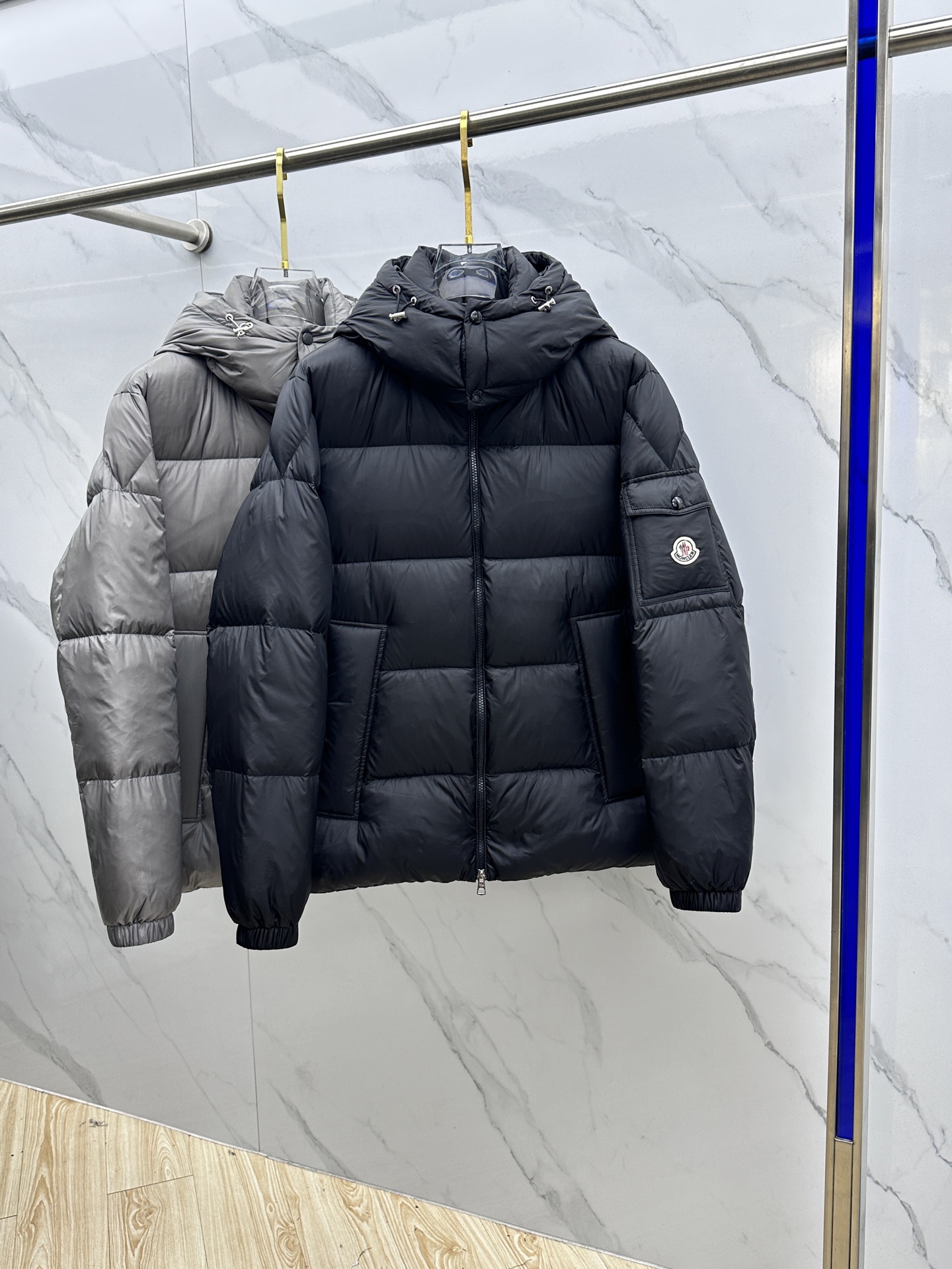 NO:622821,Moncler muzzle 2025ss new fashion casual hooded down jacket for autumn and winter (hood is removable), popular down jacket with classic logo on the chest, 90# white goose down filling, every detail shows craftsmanship, enough advanced structural tailoring design changes to show men's diverse image changes, slim and neat, tailored to meet the current popular multi-layered outfits, hs life versatile style!  Size 12345,,Moncler,jackets & coats,down jacket,hats,alexander wang19860909Moncler蒙口 2025ss秋冬新款时尚休闲连帽羽绒外套（帽子可拆卸）,胸口经典logo爆款羽绒服,90#白鹅绒填充,处处细节显工艺足够的高级结构性剪裁的设计改变来展现男士多样的形象变化,修身利落、剪裁合体,满足时下正流行的多层次穿搭,hs生活百搭款式！ 码数12345,,Moncler,jackets & coats,down jacket,hats,alexander wang,Men's clothing