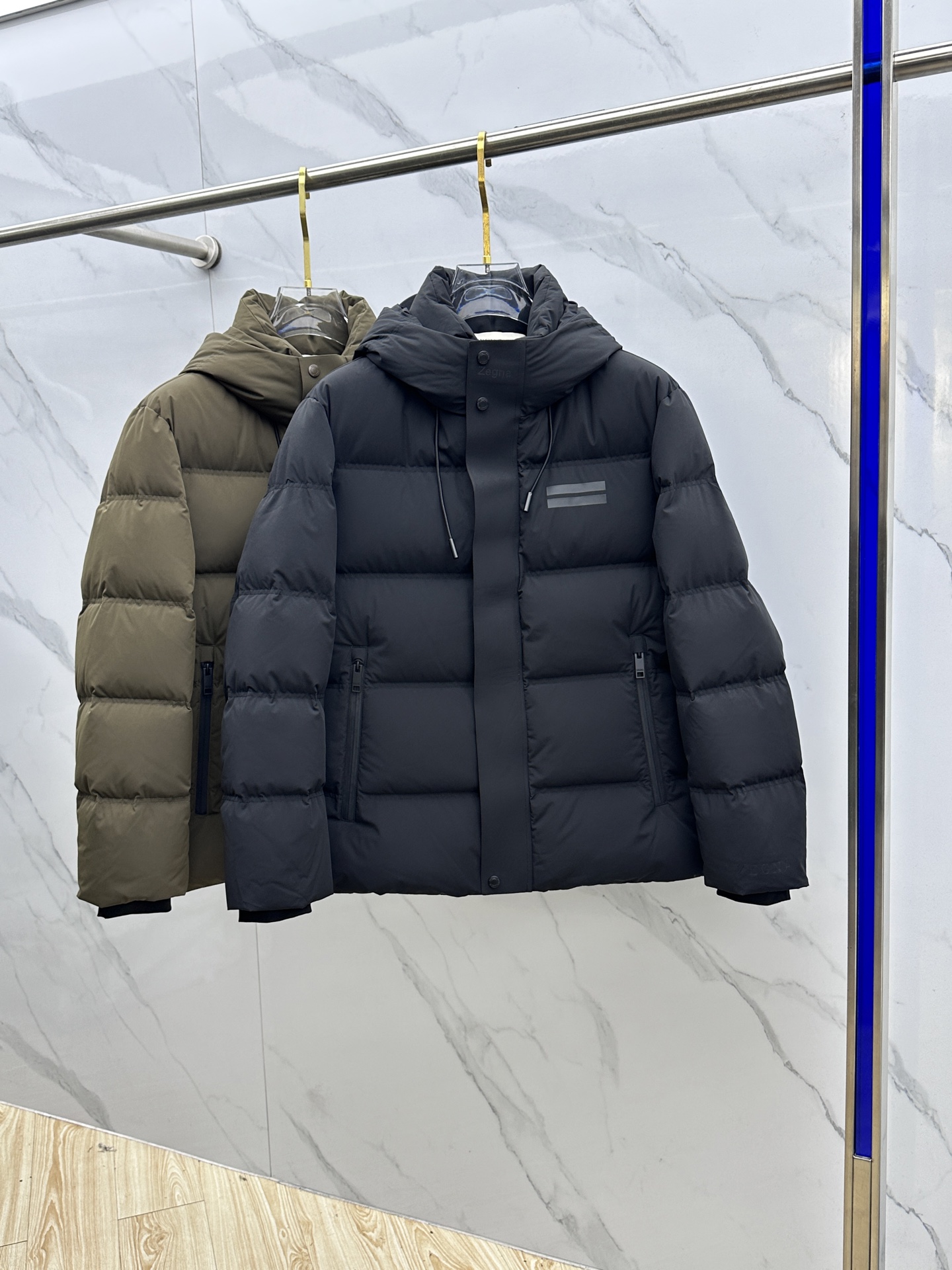 NO:622828,ZEGNA Zegna 2025ss new fashionable casual hooded down jacket for autumn and winter (the hood is not removable), popular down jacket with classic logo on the chest, national standard 90# white duck down filling, every detail shows craftsmanship, enough advanced structural tailoring design changes to show men's diverse image changes, slim and neat, tailored to meet the current popular multi-layered outfits, hs life versatile style!  Size M-3XL,,zegna,jackets & coats,down jacket,hats,alexander wang19860909ZEGNA杰尼亚 2025ss秋冬新款时尚休闲连帽羽绒外套（帽子不可拆卸）,胸口经典logo爆款羽绒服,国标90#白鸭绒填充,处处细节显工艺足够的高级结构性剪裁的设计改变来展现男士多样的形象变化,修身利落、剪裁合体,满足时下正流行的多层次穿搭,hs生活百搭款式！ 码数M-3XL,,zegna,jackets & coats,down jacket,hats,alexander wang,Men's clothing