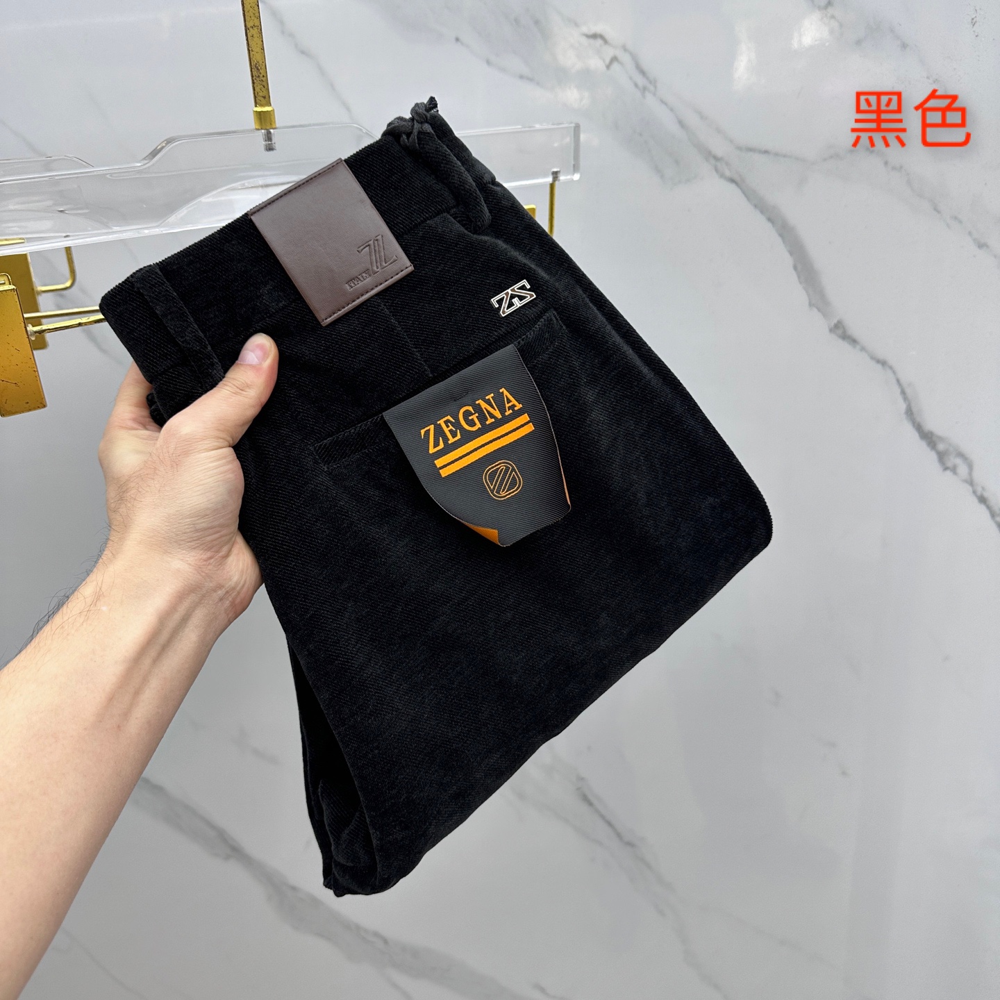 NO:622748,ZEGNA 2025 new winter casual pants, fleece trousers, thick style, available simultaneously on the official website, trousers body craftsmanship design, imported customer-supplied accessories, fabric customization, OEM products are exempted from inspection!  Every detail is done to the extreme, original hardware accessories, full of fashion, stylish and handsome upper body, a must-have item for fashionistas!  Original product from AX!  Code number 30-38, 35, no 37,,zegna,alexander wang19860909ZEGNA杰尼亚 2025冬季新品休闲裤起绒西裤厚款,官网同步发售,裤身工艺设计,进口客供辅料、面料定制,代工厂出品免检！每个细节做到极致,原版五金配件,潮范十足、上身有型帅气,潮人必备单品！ AX原单出品！ 码数30-38有35无37,,zegna,alexander wang,Men's clothing