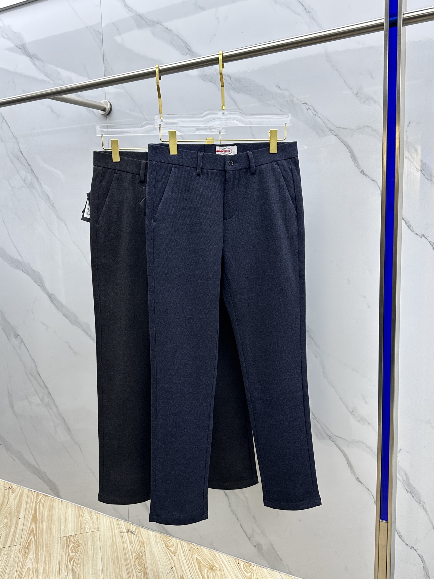 🆕PRADA普拉达 2025冬季新品休闲裤西裤厚款，官网同步发售，裤身工艺设计，进口客供辅料、面料定制，