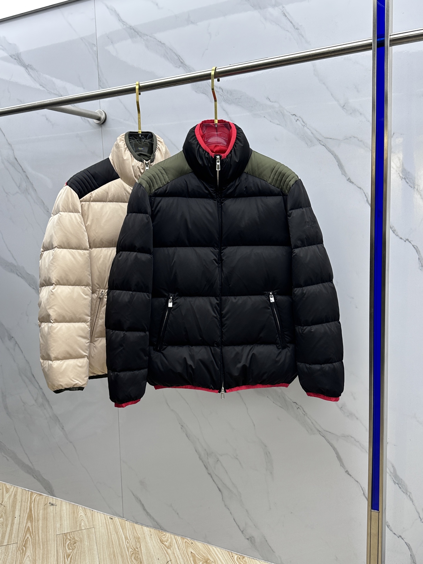 NO:622766,LP's latest fashionable down jacket, stand-collar down jacket, top hot winter down jacket, classic logo popular warm down jacket, 90# white goose down filling, every detail shows craftsmanship, and enough advanced structural tailoring design changes to show men's diverse image changes, slim and neat, tailoring, to meet the current popular multi-layered outfits, versatile style for life!  hs size 48-56,,loro piana,jackets & coats,down jacket,alexander wang19860909LP 最新款时尚羽绒外套立领羽绒服,冬季顶级爆款羽绒服,经典logo爆款保暖羽绒服,90#白鹅绒填充,处处细节显工艺足够的高级结构性剪裁的设计改变来展现男士多样的形象变化,修身利落、剪裁合体,满足时下正流行的多层次穿搭,生活百搭款式！hs 码数48-56,,loro piana,jackets & coats,down jacket,alexander wang,Men's clothing