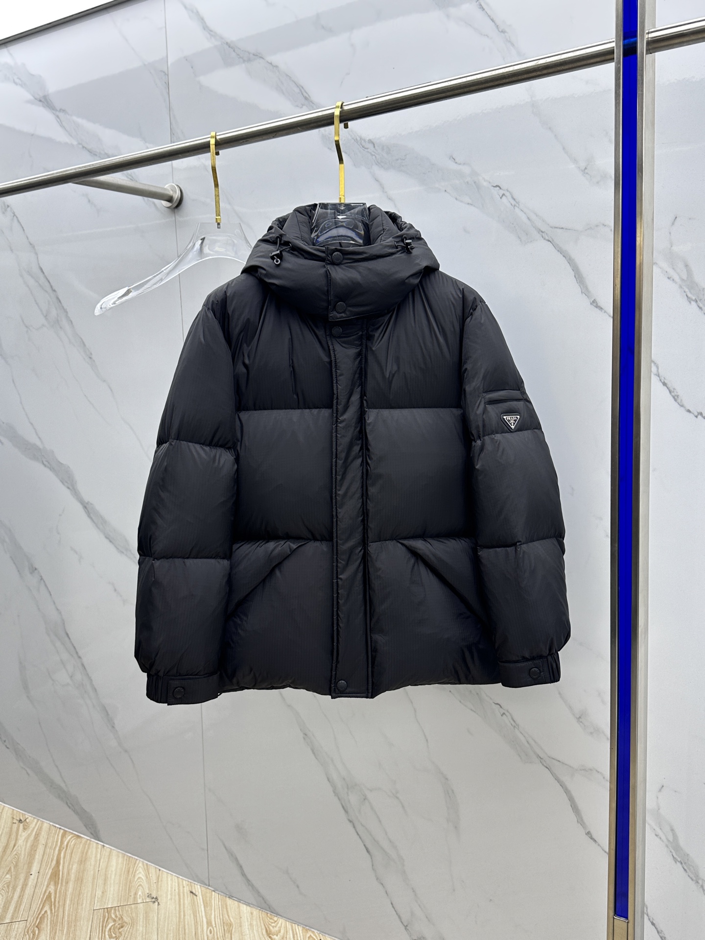 NO:622775,PRADA 2025 latest fashionable down jacket hooded down jacket (hood is not removable), top winter hot down jacket, classic logo popular warm down jacket, 90# white goose down filling, every detail shows craftsmanship, enough advanced structural tailoring design changes to show men's diverse image changes, slim fit, tailoring, to meet the current popular multi-layered wear, versatile style in life!  hs size 48-56,,prada,prada,jackets & coats,down jacket,hats,alexander wang19860909PRADA普拉达 2025最新款时尚羽绒外套连帽羽绒服（连帽不可拆卸）,冬季顶级爆款羽绒服,经典logo爆款保暖羽绒服,90#白鹅绒填充,处处细节显工艺足够的高级结构性剪裁的设计改变来展现男士多样的形象变化,修身利落、剪裁合体,满足时下正流行的多层次穿搭,生活百搭款式！hs 码数48-56,,prada,prada,jackets & coats,down jacket,hats,alexander wang,Men's clothing