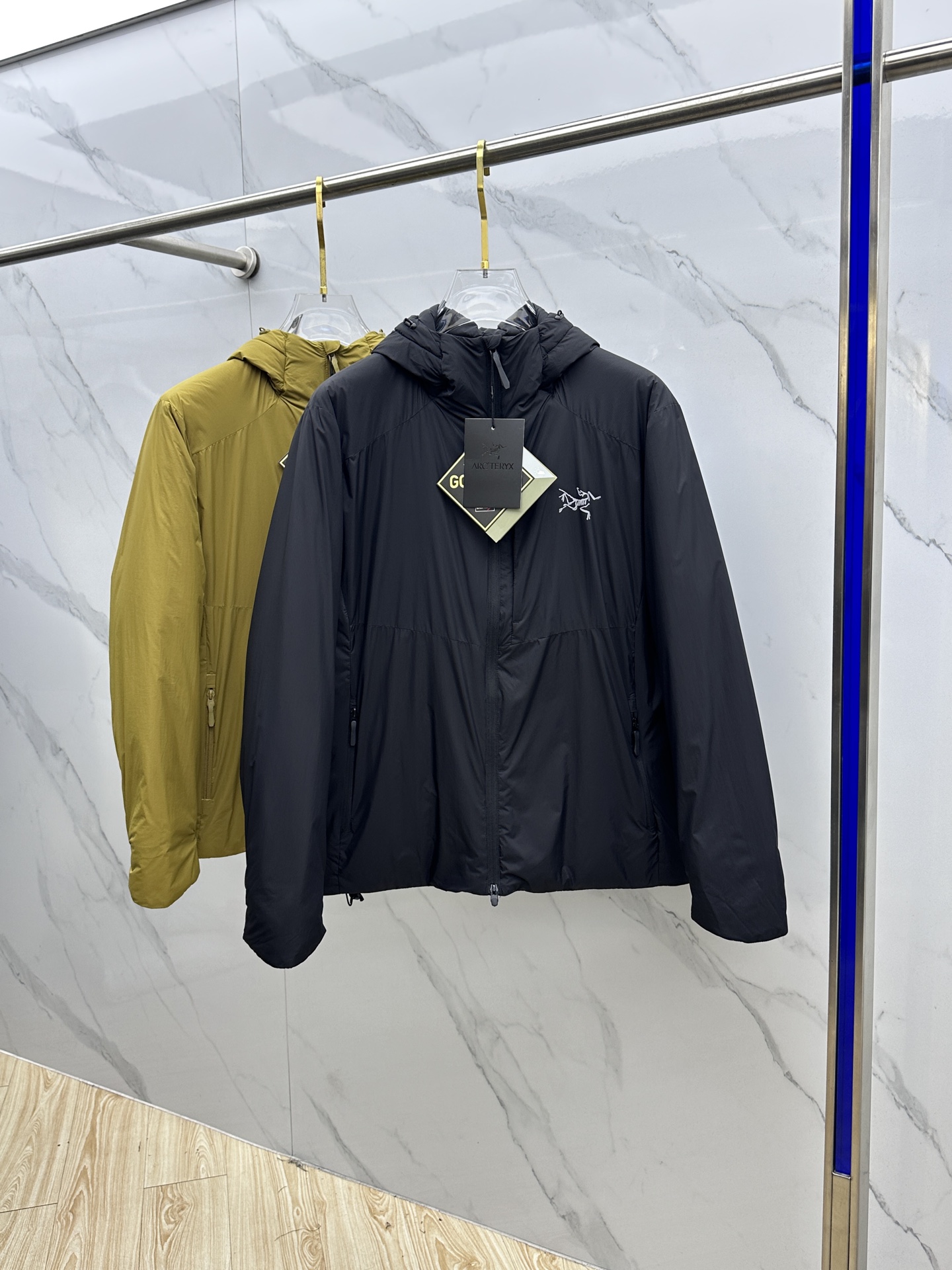 NO:622798,ARCTERYX 2025ss new hooded thermal cotton jacket, simple design, with brand logo, suitable for daily wear or light outdoor activities, embroidered logo, very light and warm, real C cotton filling, tailoring is more ergonomic, very good workmanship, xh is suitable for autumn and winter hiking and outdoor activities, size S-4XL, arc'teryx, hats, alexander wang19860909始祖鸟（ARCTERYX）2025ss新款连帽保暖棉服,简约设计,带有品牌标志,适合日常穿搭或轻度户外活动,刺绣标 非常轻盈 保暖 真正的C棉填充,裁剪更符合人体工学 做工非常好,xh适用于秋冬徒步野外活动 尺码S-4XL,arc'teryx,hats,alexander wang,Men's clothing