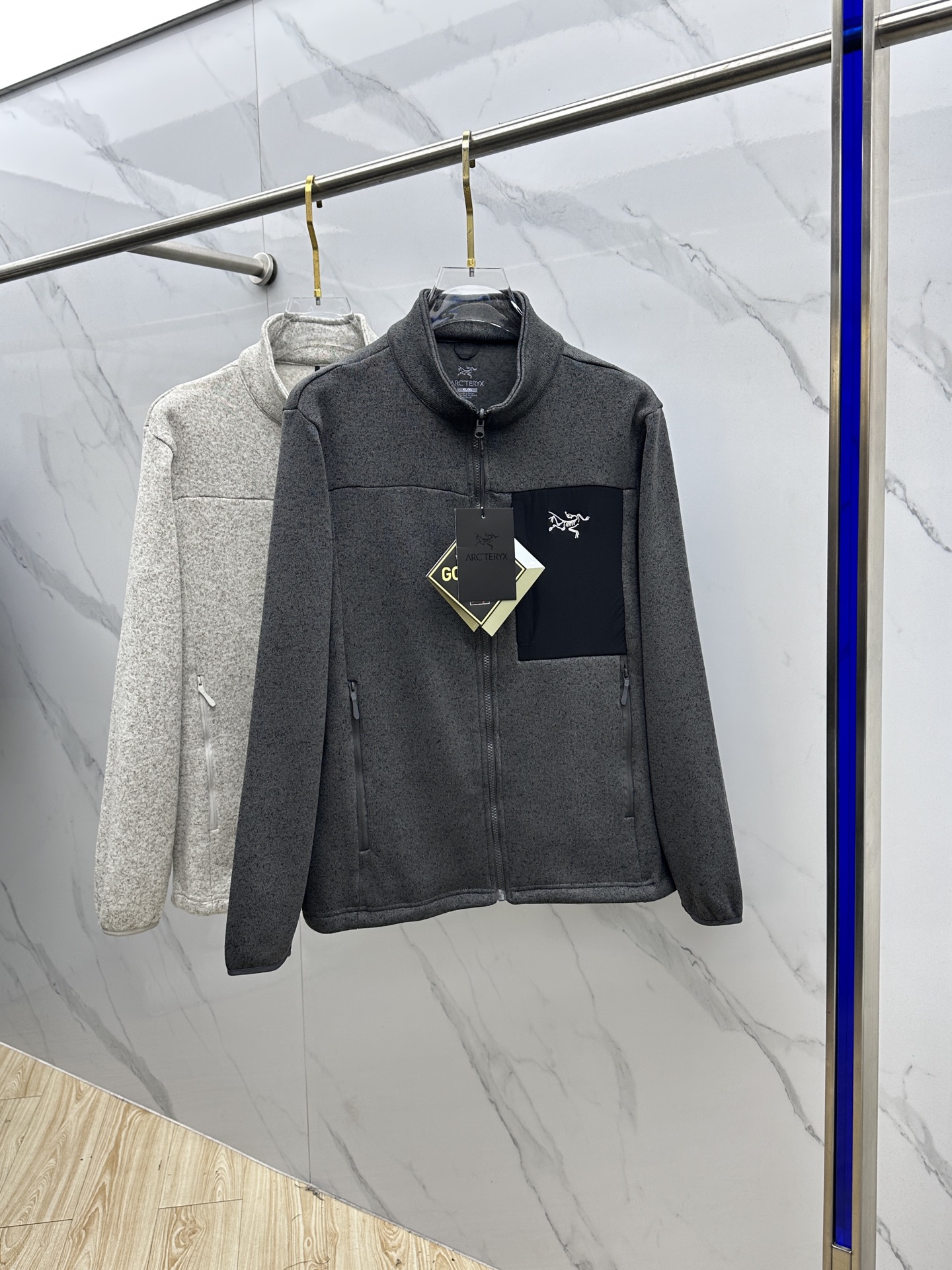 NO:622806,ARC'TERYX Arc'teryx Covert Thin Fleece Stand Collar Sports Breathable Sweater for Men and Women. Technical and functional stand collar zipper heavyweight series for spring and autumn. The fabric is Aenex technology fabric developed by [Bird]. The fabric properties are similar to wool. The warmth retention can reach 90 when wet. It feels soft and light, has good wrapping and elasticity, and has pockets on the side arms!  The laser-cut nylon pockets are all made with lamination technology, and the hardware is matched with YKK zippers and densely copied three-needle and five-thread splicing. The main focus of the covert series is functional comfort, whether it is outdoor camping, leisure outings, daily commuting, home sports, night running, etc. It has good performance. It is also a good choice for fashionable wear!  xh size S-XXL,arc'teryx,alexander wang19860909ARC‘TERYX 始祖鸟 Covert薄款抓绒立领男女款运动透气针织衫 科技机能立领拉链春秋季重磅系类.面料是【鸟】研发的Aenex科技面料,面料特性类似于羊毛,在潮湿的情况下保暖度能达到90,手感柔软轻盈,包裹性和弹力表现颇佳,侧臂附有口袋！ 全尼龙口袋镭射切割都是压胶工艺,五金搭配YKK拉链,密拷三针五线拼接. covert系类主打的就是机能舒适性,无论是野外露营、出街休闲还是平时通勤、居家运动、夜跑等都有很好的表现.时尚穿搭也是很好的选择！xh 尺码S-XXL,arc'teryx,alexander wang,Men's clothing