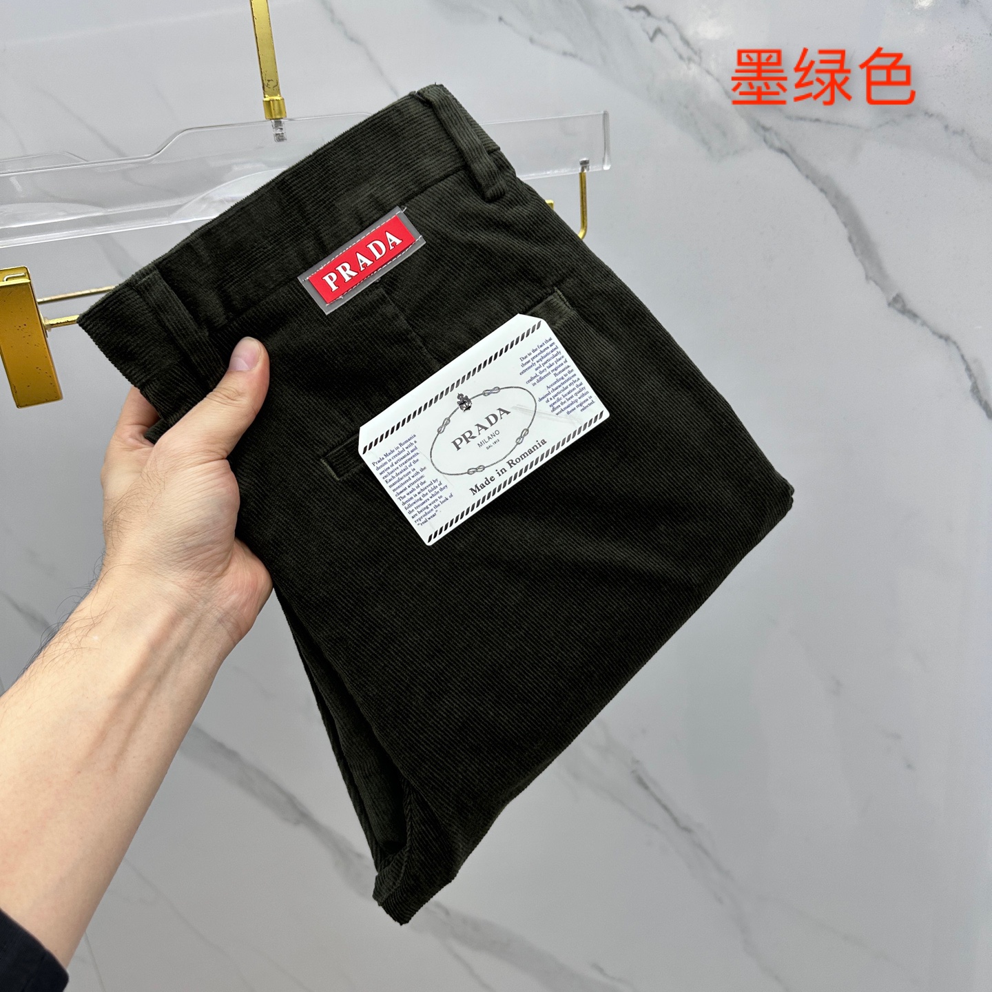 NO:622756,PRADA 2025 new winter casual trousers and trousers thick corduroy, available simultaneously on the official website, trousers body craftsmanship design, imported customer-supplied accessories, fabric customization, OEM products are exempted from inspection!  Every detail is done to the extreme, original hardware accessories, full of fashion, stylish and handsome upper body, a must-have item for fashionistas!  Original product from AX!  Code number 30-38 Yes 35 No 37,, prada, prada, alexander wang19860909PRADA普拉达 2025冬季新品休闲裤西裤厚款灯芯绒,官网同步发售,裤身工艺设计,进口客供辅料、面料定制,代工厂出品免检！每个细节做到极致,原版五金配件,潮范十足、上身有型帅气,潮人必备单品！ AX原单出品！ 码数30-38有35无37,,prada,prada,alexander wang,Men's clothing