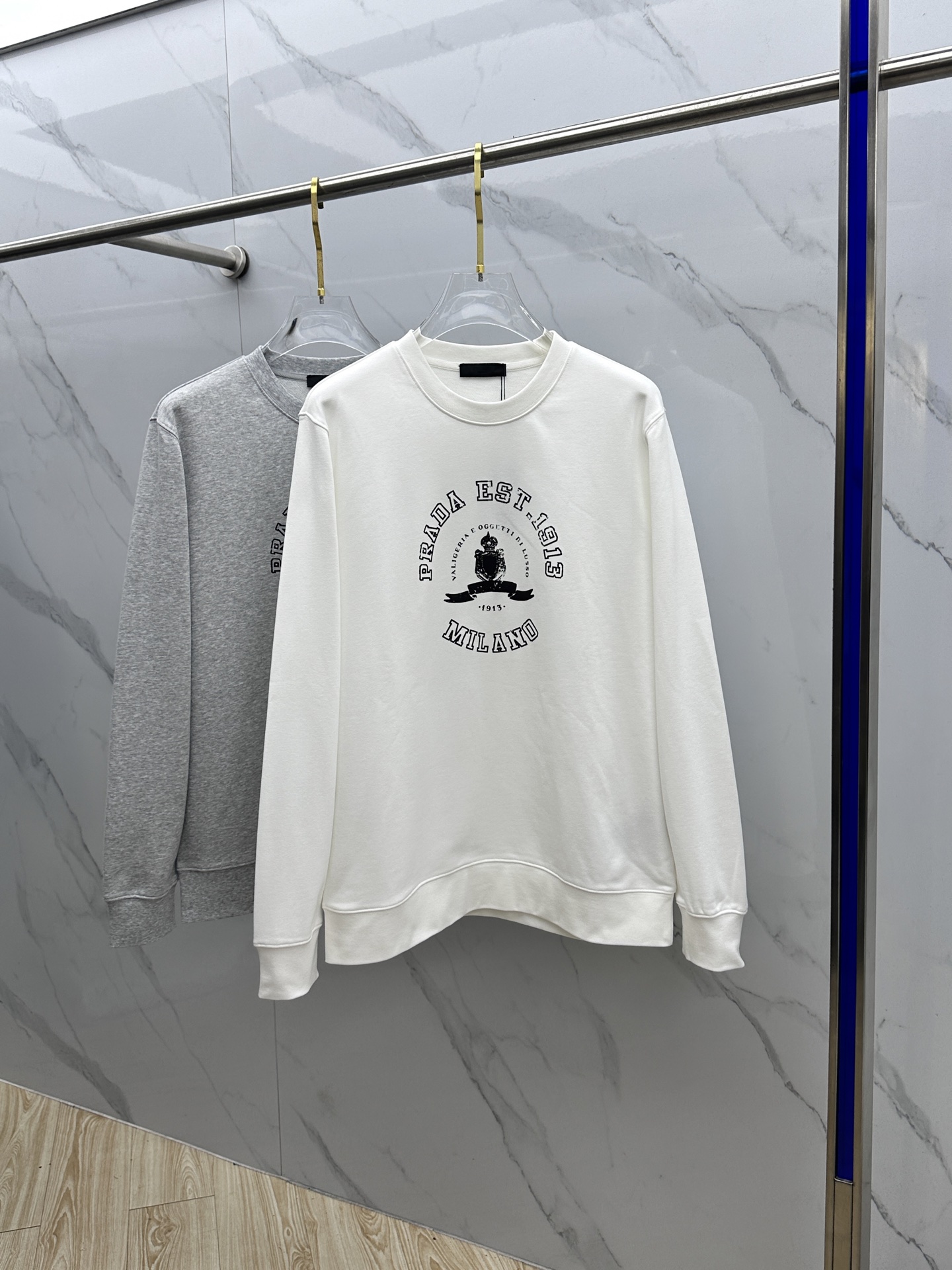 NO:647059,PRADA 2025ss new autumn and winter printed round neck pullover sweatshirt has superb fashion charm and unique artistic atmosphere.  Custom-made high-weight cotton fabrics are more moderate in softness and hardness, and are very comfortable and breathable for spring and autumn. Finely integrated sewing and shaping. Anti-static and anti-dusting make it easier to take care of in daily life. The anti-wrinkle performance is also quite good. The fabrics are matched with excellent cutting technology to reflect the amazing elegance and nobility. The cuffs and hem are designed with precision knitted thread technology, which is tight, comfortable and unrestricted. The noble and elegant casual temperament of a33 is so willful...  Size M-XXL,,prada,prada,hoodie,sweatshirts,alexander wang19860909PRADA普拉达 2025ss秋冬新品印花圆领套头卫衣 高超的时尚魅力风范,特立独行的艺术气息. 客供定制面料高克重棉面料,软硬更为适中,舒适透气性非常适合春秋季节着穿.精细一体缝制塑造成型.抗静电抗粘灰日常更易打理.抗皱性能也是相当不错的.面料搭配优异的裁剪工艺体现惊人的优雅贵气.袖口及底摆运用精密针织螺纹工艺设计,紧致舒适无勒感.a33高贵典雅的休闲气质就是这么任性…… 尺码M-XXL,,prada,prada,hoodie,sweatshirts,alexander wang,Men's clothing