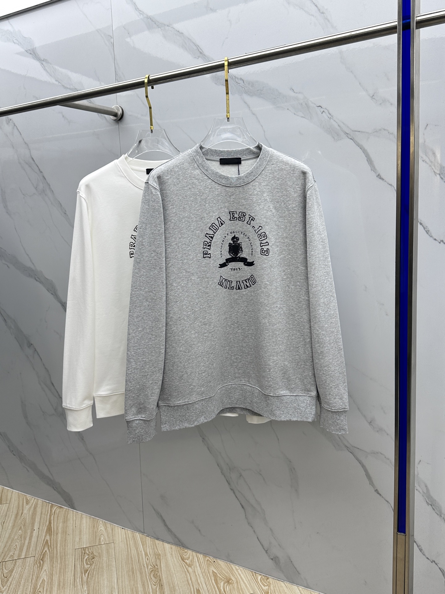 NO:647063,PRADA 2025ss new autumn and winter printed round neck pullover sweatshirt has superb fashion charm and unique artistic atmosphere.  Custom-made high-weight cotton fabrics are more moderate in softness and hardness, and are very comfortable and breathable for spring and autumn. Finely integrated sewing and shaping. Anti-static and anti-dusting make it easier to take care of in daily life. The anti-wrinkle performance is also quite good. The fabrics are matched with excellent cutting technology to reflect the amazing elegance and nobility. The cuffs and hem are designed with precision knitted thread technology, which is tight, comfortable and unrestricted. The noble and elegant casual temperament of a33 is so willful...  Size M-XXL,,prada,prada,hoodie,sweatshirts,alexander wang19860909PRADA普拉达 2025ss秋冬新品印花圆领套头卫衣 高超的时尚魅力风范,特立独行的艺术气息. 客供定制面料高克重棉面料,软硬更为适中,舒适透气性非常适合春秋季节着穿.精细一体缝制塑造成型.抗静电抗粘灰日常更易打理.抗皱性能也是相当不错的.面料搭配优异的裁剪工艺体现惊人的优雅贵气.袖口及底摆运用精密针织螺纹工艺设计,紧致舒适无勒感.a33高贵典雅的休闲气质就是这么任性…… 尺码M-XXL,,prada,prada,hoodie,sweatshirts,alexander wang,Men's clothing