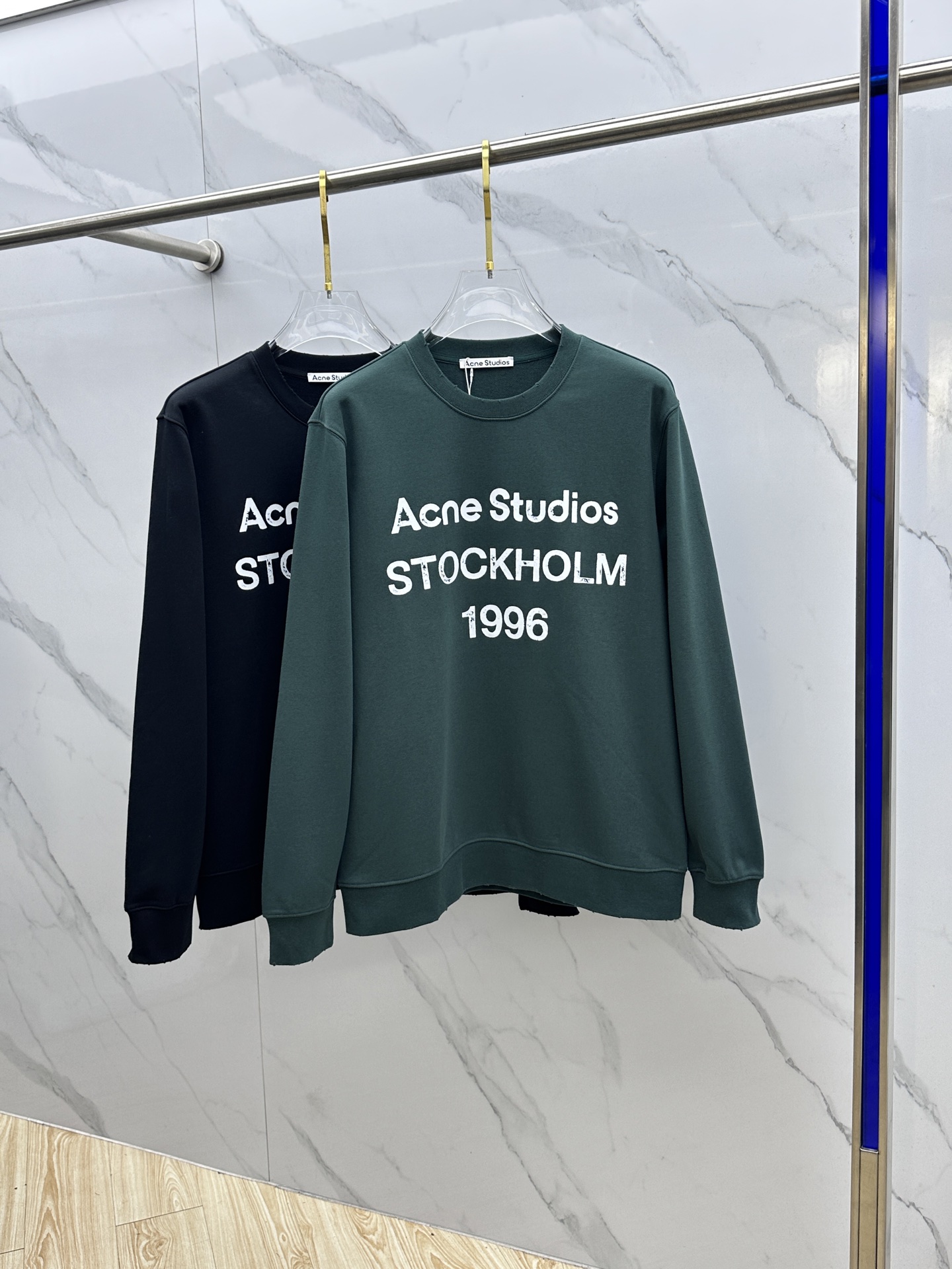 NO:681799,Acne Studio 2025ss new autumn and winter printed round neck pullover sweatshirt has superb fashion charm and unique artistic atmosphere.  Custom-made high-weight cotton fabrics are more moderate in softness and hardness. They are comfortable and breathable and are very suitable for spring and autumn. Finely stitched and molded in one piece. Anti-static and anti-dust making them easier to take care of every day. Anti-wrinkle performance is also quite good. The fabrics are matched with excellent cutting technology to reflect the amazing elegance and nobility. The cuffs and hem are designed with precision knitted thread technology, which is tight, comfortable and without a sense of restraint. The noble and elegant casual temperament of a33 is so willful... Size M-XXL,,acne  studios,dior,hoodie,sweatshirts,19860909Acne Studio 2025ss秋冬新品印花圆领套头卫衣 高超的时尚魅力风范,特立独行的艺术气息. 客供定制面料高克重棉面料,软硬更为适中,舒适透气性非常适合春秋季节着穿.精细一体缝制塑造成型.抗静电抗粘灰日常更易打理.抗皱性能也是相当不错的.面料搭配优异的裁剪工艺体现惊人的优雅贵气.袖口及底摆运用精密针织螺纹工艺设计,紧致舒适无勒感.a33高贵典雅的休闲气质就是这么任性…… 尺码M-XXL,,acne studios,dior,hoodie,sweatshirts,,Men's clothing