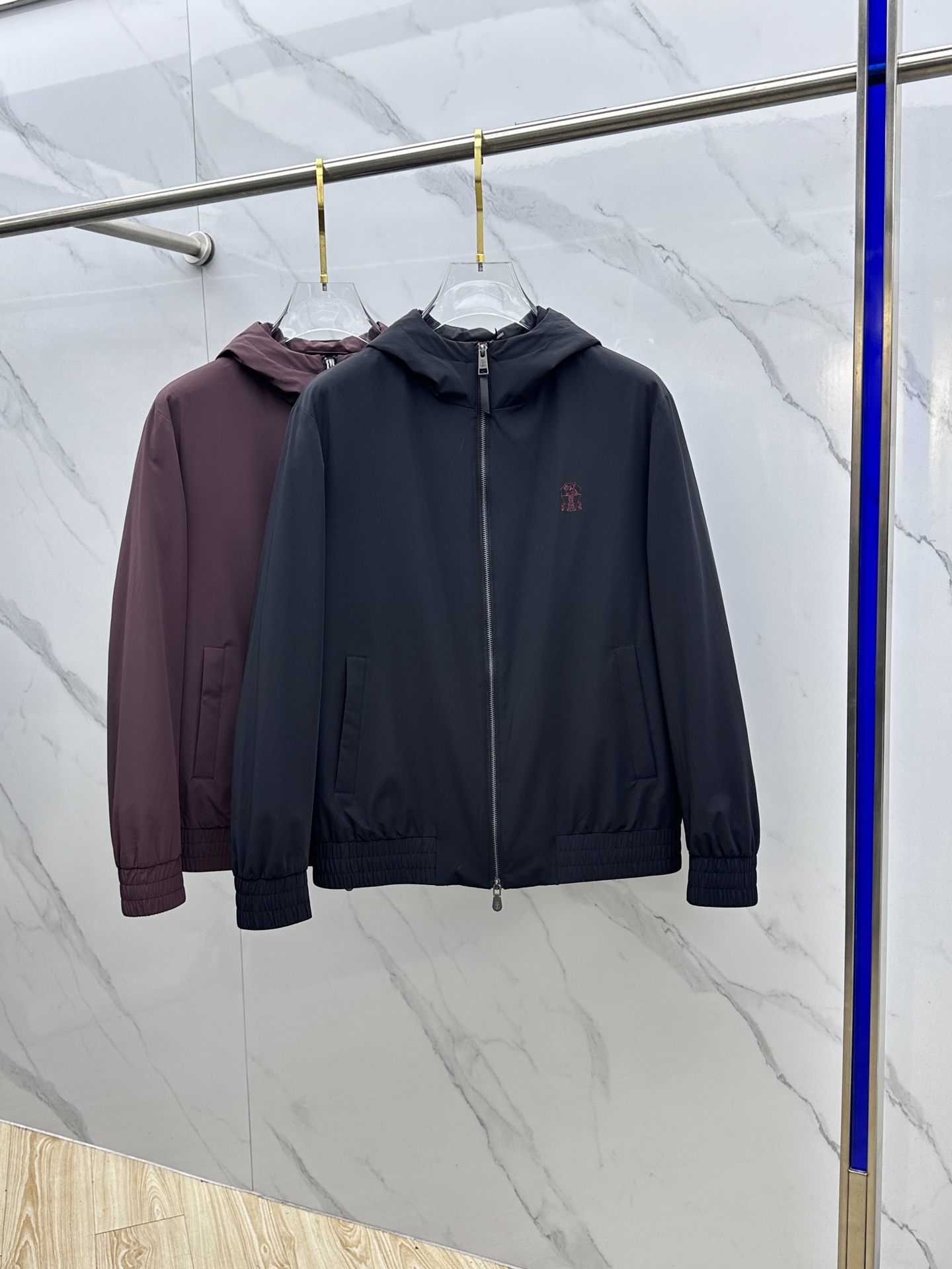 NO:624701,BC - 2025 latest fashionable hooded down jacket, windproof fiber fabric, the top hot winter down jacket, 90# white duck down filling, every detail shows craftsmanship, enough advanced structural tailoring design changes to show men's diverse image changes, slim fit, tailoring, to meet the current popular multi-layered wear, versatile style for life!  hz code number 48-56,,jackets & coats,down jacket,hats,alexander wang19860909BC - 2025最新款时尚连帽羽绒外套羽绒服,防风纤维面料,冬季顶级爆款羽绒服,90#白鸭绒填充,处处细节显工艺足够的高级结构性剪裁的设计改变来展现男士多样的形象变化,修身利落、剪裁合体,满足时下正流行的多层次穿搭,生活百搭款式！hz 码数48-56,,jackets & coats,down jacket,hats,alexander wang,Men's clothing