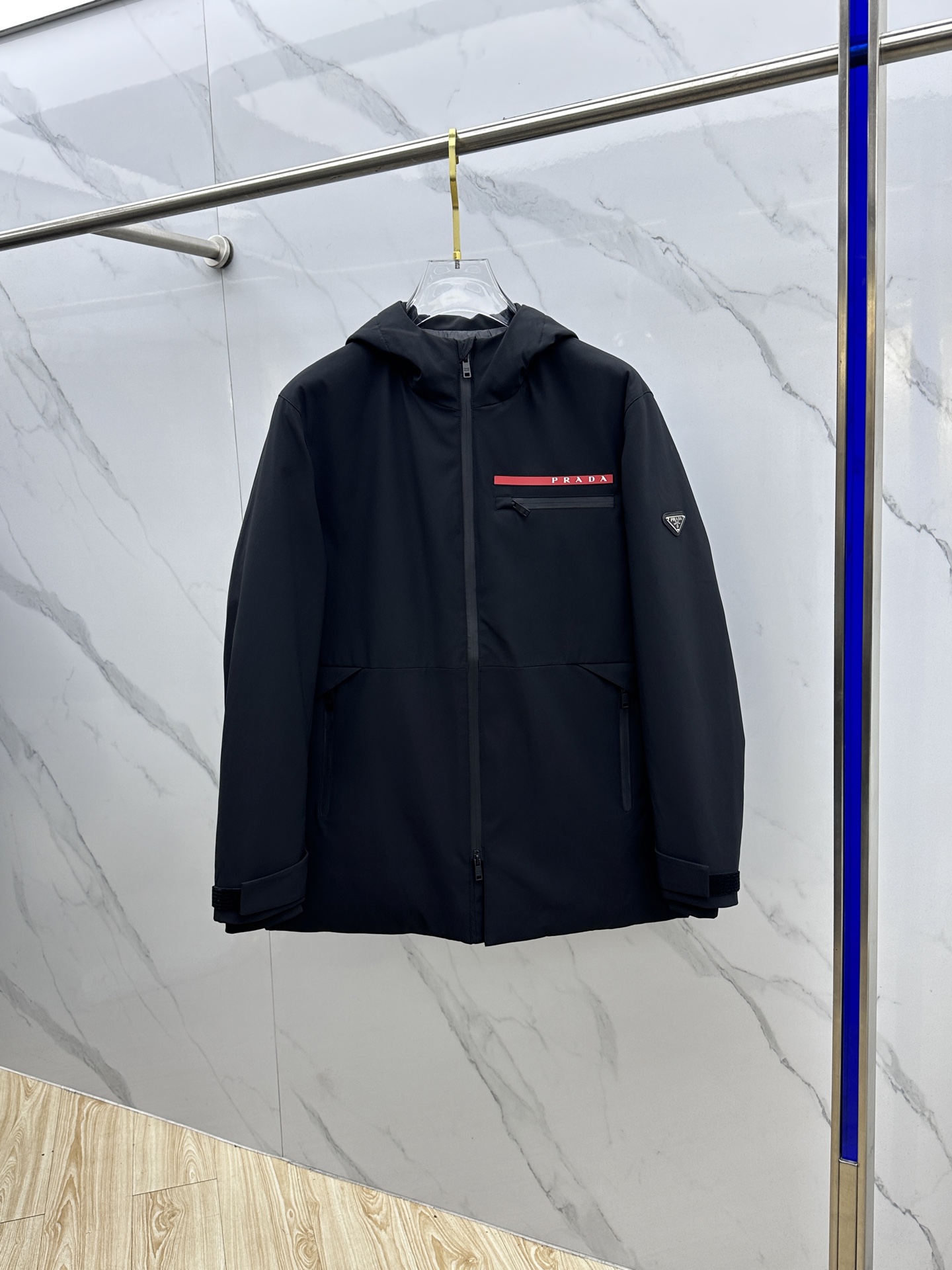 NO:624707,PRADA 2025 latest fashionable hooded down jacket, mid-length down jacket, top hot winter down jacket, 90# white duck down filling, every detail shows craftsmanship, enough advanced structural tailoring design changes to show men's diverse image changes, slim and neat, tailoring, to meet the current popular multi-layered wear, versatile style for life!  hz size 48-56,,prada,prada,jackets & coats,down jacket,hats,alexander wang19860909PRADA普拉达 2025最新款时尚连帽羽绒外套中长款羽绒服,冬季顶级爆款羽绒服,90#白鸭绒填充,处处细节显工艺足够的高级结构性剪裁的设计改变来展现男士多样的形象变化,修身利落、剪裁合体,满足时下正流行的多层次穿搭,生活百搭款式！hz 码数48-56,,prada,prada,jackets & coats,down jacket,hats,alexander wang,Men's clothing