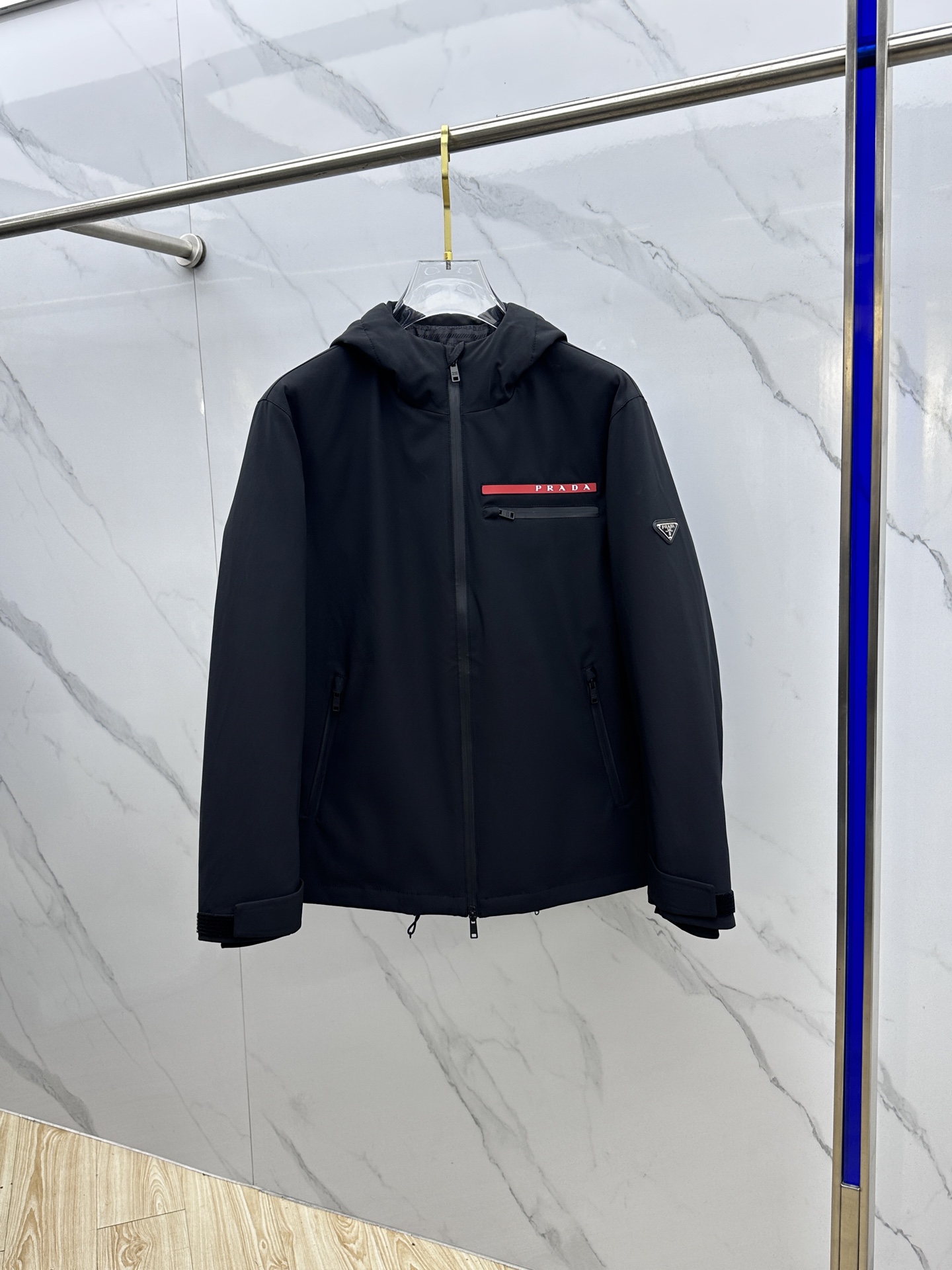 NO:624782,PRADA 2025 latest fashion hooded down jacket down jacket, the top hot-selling down jacket in winter, 90# white duck down filling, every detail shows craftsmanship, and enough advanced structural tailoring design changes to show men's diverse image changes, slim and neat, tailored to meet the current popular multi-layered wear, versatile style for life!  hz size 48-56,,prada,prada,jackets & coats,down jacket,hats,alexander wang19860909PRADA普拉达 2025最新款时尚连帽羽绒外套羽绒服,冬季顶级爆款羽绒服,90#白鸭绒填充,处处细节显工艺足够的高级结构性剪裁的设计改变来展现男士多样的形象变化,修身利落、剪裁合体,满足时下正流行的多层次穿搭,生活百搭款式！hz 码数48-56,,prada,prada,jackets & coats,down jacket,hats,alexander wang,Men's clothing