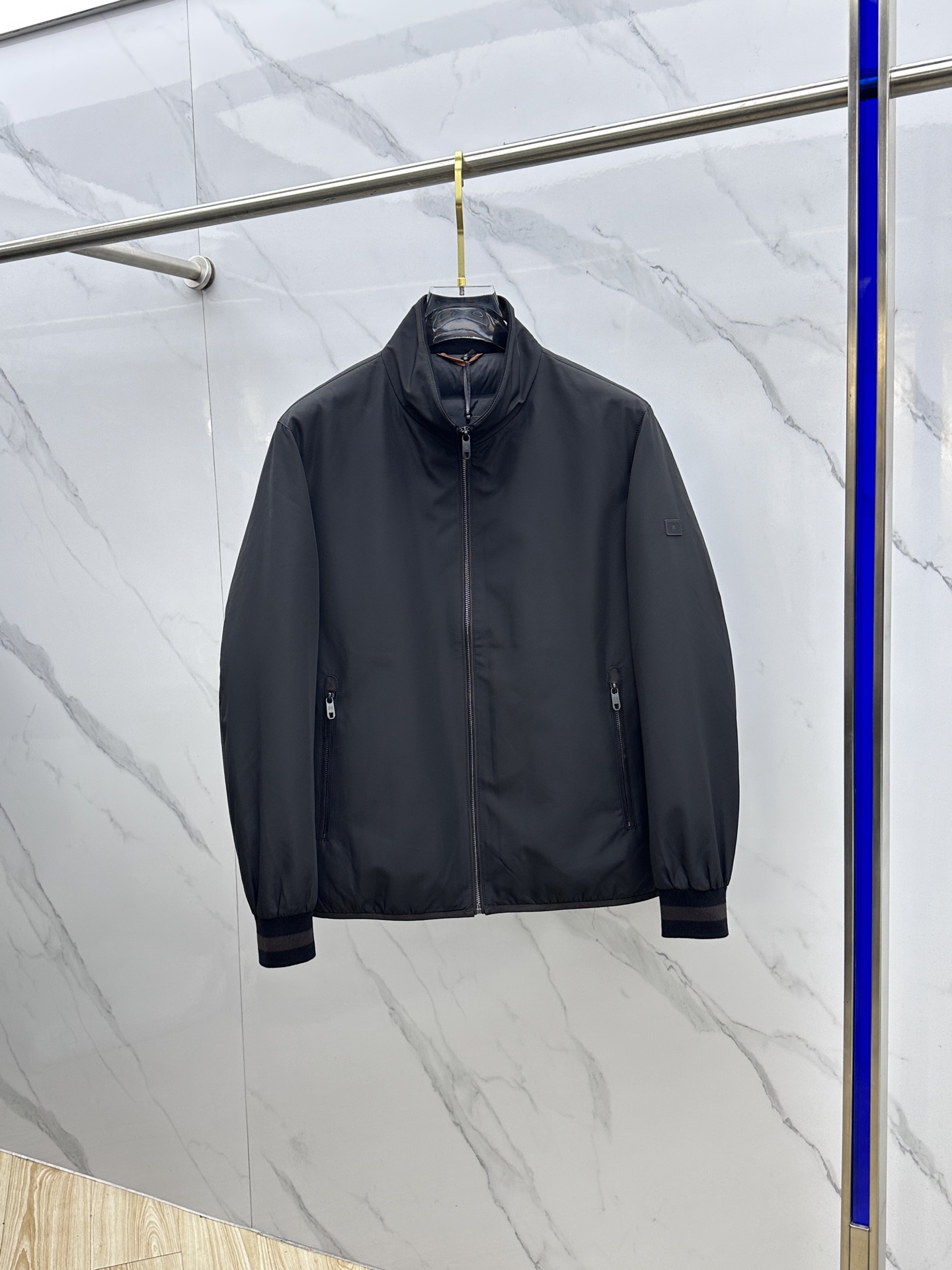 NO:624783,ZEGNA Zegna's 2025 latest fashion stand-collar down jacket, the top hot-selling down jacket in winter, filled with 90# white duck down, every detail shows craftsmanship, and enough advanced structural tailoring design changes to show men's diverse image changes, slim and neat, tailored to meet the current popular multi-layered outfits, versatile style for life!  hz size 48-56,,zegna,jackets & coats,down jacket,alexander wang19860909ZEGNA杰尼亚 2025最新款时尚立领羽绒外套羽绒服,冬季顶级爆款羽绒服,90#白鸭绒填充,处处细节显工艺足够的高级结构性剪裁的设计改变来展现男士多样的形象变化,修身利落、剪裁合体,满足时下正流行的多层次穿搭,生活百搭款式！hz 码数48-56,,zegna,jackets & coats,down jacket,alexander wang,Men's clothing