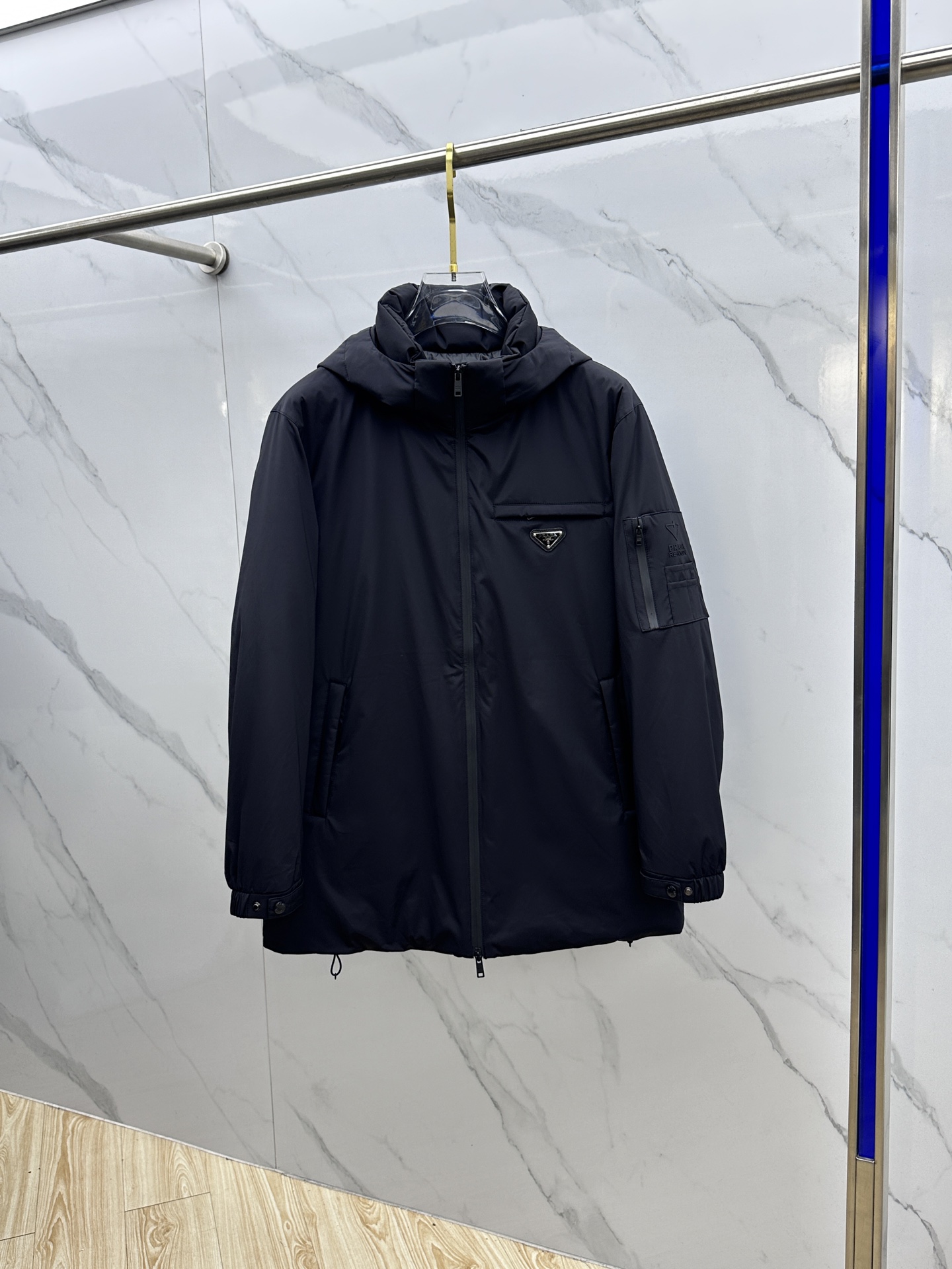 NO:647078,PRADA 2025 latest fashionable hooded down jacket, mid-length down jacket, (hood is removable). The top hot winter down jacket, 90# white duck down filling, every detail shows craftsmanship, and the design changes of advanced structural tailoring are enough to show men's diverse image changes. It is slim and neat, and the tailoring is well-fitting. It meets the current popular multi-layered outfits and is a versatile style in life!  hz size 48-56,,prada,prada,jackets & coats,down jacket,hats,alexander wang19860909PRADA普拉达 2025最新款时尚连帽羽绒外套中长款羽绒服,（帽子可拆卸）.冬季顶级爆款羽绒服,90#白鸭绒填充,处处细节显工艺足够的高级结构性剪裁的设计改变来展现男士多样的形象变化,修身利落、剪裁合体,满足时下正流行的多层次穿搭,生活百搭款式！hz 码数48-56,,prada,prada,jackets & coats,down jacket,hats,alexander wang,Men's clothing