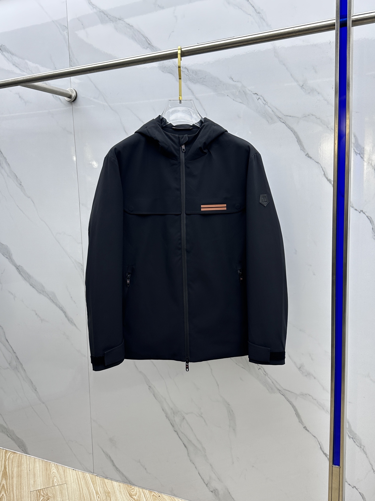 NO:690748,ZEGNA Zegna 2025 latest fashionable hooded down jacket, the top hot winter down jacket, 90# white duck down filling, every detail shows craftsmanship, enough advanced structural tailoring design changes to show men's diverse image changes, slim and neat, tailored to meet the current popular multi-layered wear, versatile style for life!  hz size 48-56,,zegna,jackets & coats,down jacket,hats,19860909ZEGNA杰尼亚 2025最新款时尚连帽羽绒外套羽绒服,冬季顶级爆款羽绒服,90#白鸭绒填充,处处细节显工艺足够的高级结构性剪裁的设计改变来展现男士多样的形象变化,修身利落、剪裁合体,满足时下正流行的多层次穿搭,生活百搭款式！hz 码数48-56,,zegna,jackets & coats,down jacket,hats,,Men's clothing