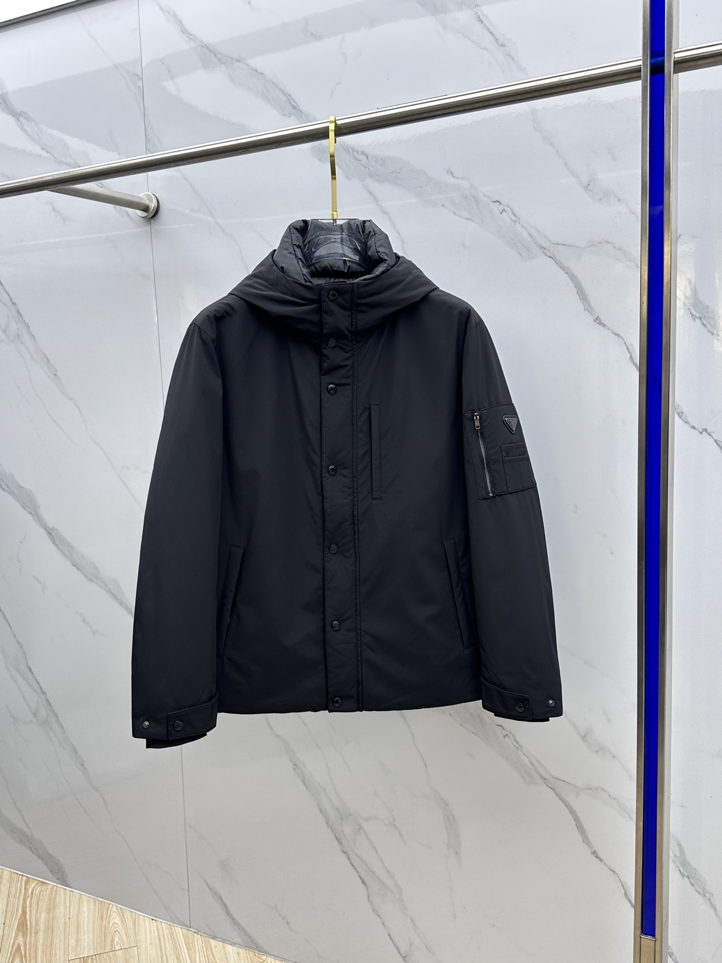 NO:647073,PRADA 2025 latest fashion hooded down jacket down jacket, the top hot-selling down jacket in winter, 90# white duck down filling, every detail shows craftsmanship, and enough advanced structural tailoring design changes to show men's diverse image changes, slim and neat, tailored to meet the current popular multi-layered wear, versatile style for life!  hz size 48-56,,prada,prada,jackets & coats,down jacket,hats,alexander wang19860909PRADA普拉达 2025最新款时尚连帽羽绒外套羽绒服,冬季顶级爆款羽绒服,90#白鸭绒填充,处处细节显工艺足够的高级结构性剪裁的设计改变来展现男士多样的形象变化,修身利落、剪裁合体,满足时下正流行的多层次穿搭,生活百搭款式！hz 码数48-56,,prada,prada,jackets & coats,down jacket,hats,alexander wang,Men's clothing