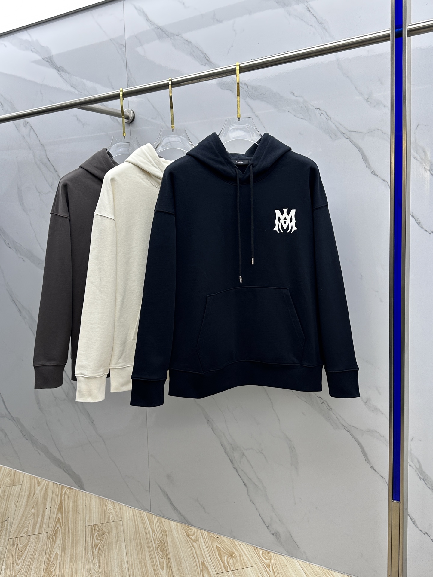 NO:624653,AMIRI 2025ss new autumn and winter printed hooded sweatshirt has superb fashion charm and unique artistic atmosphere.  Custom-made high-weight cotton fabrics are more moderate in softness and hardness, and are very comfortable and breathable for spring and autumn. Finely integrated sewing and shaping. Anti-static and anti-dusting make it easier to take care of in daily life. The anti-wrinkle performance is also quite good. The fabrics are matched with excellent cutting technology to reflect the amazing elegance and nobility. The cuffs and hem are designed with precision knitted thread technology, which is tight, comfortable and unrestricted. The noble and elegant casual temperament of a33 is so willful...  Size M-XXL,,amiri,hoodie,sweatshirts,hats,alexander wang19860909AMIRI 2025ss秋冬新品印花连帽卫衣 高超的时尚魅力风范,特立独行的艺术气息. 客供定制面料高克重棉面料,软硬更为适中,舒适透气性非常适合春秋季节着穿.精细一体缝制塑造成型.抗静电抗粘灰日常更易打理.抗皱性能也是相当不错的.面料搭配优异的裁剪工艺体现惊人的优雅贵气.袖口及底摆运用精密针织螺纹工艺设计,紧致舒适无勒感.a33高贵典雅的休闲气质就是这么任性…… 尺码M-XXL,,amiri,hoodie,sweatshirts,hats,alexander wang,Men's clothing