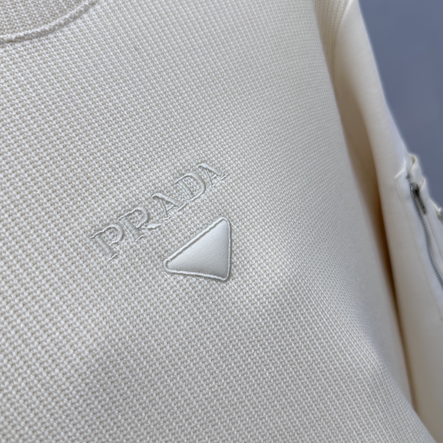 🆕Prada普拉达 2025秋冬羊毛混纺圆领针织拼接卫衣 内里拉绒保暖 手臂口袋拉链标志，细节上凸显质感