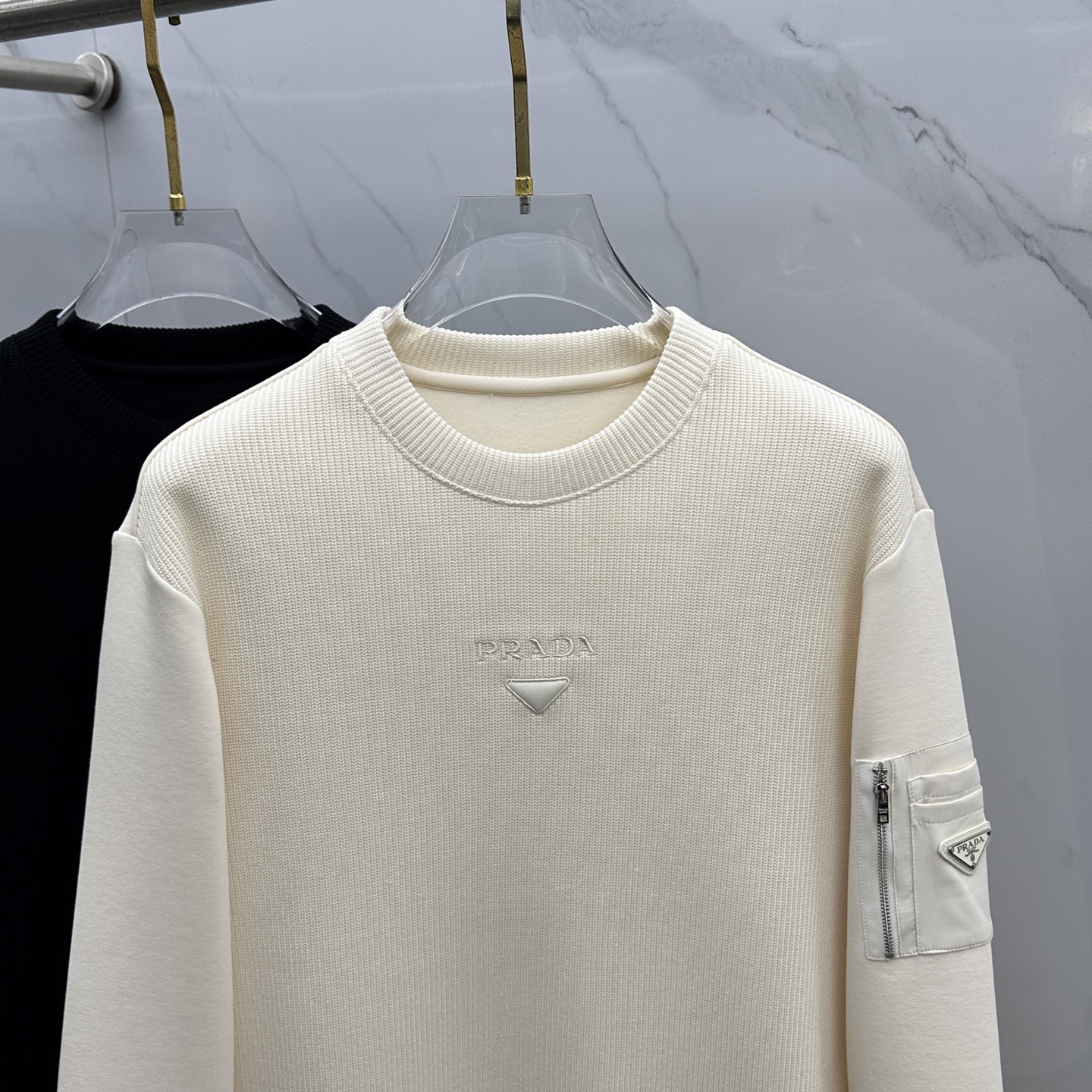 🆕Prada普拉达 2025秋冬羊毛混纺圆领针织拼接卫衣 内里拉绒保暖 手臂口袋拉链标志，细节上凸显质感