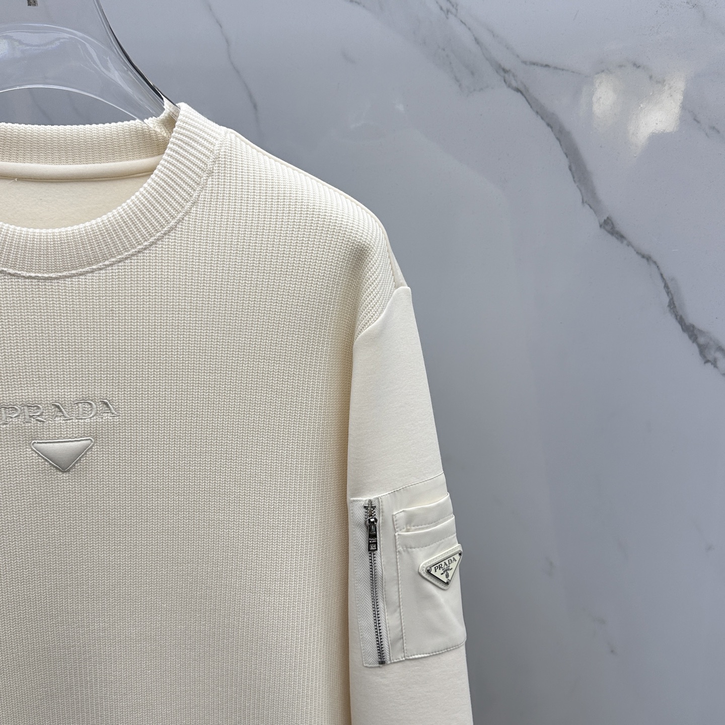 🆕Prada普拉达 2025秋冬羊毛混纺圆领针织拼接卫衣 内里拉绒保暖 手臂口袋拉链标志，细节上凸显质感