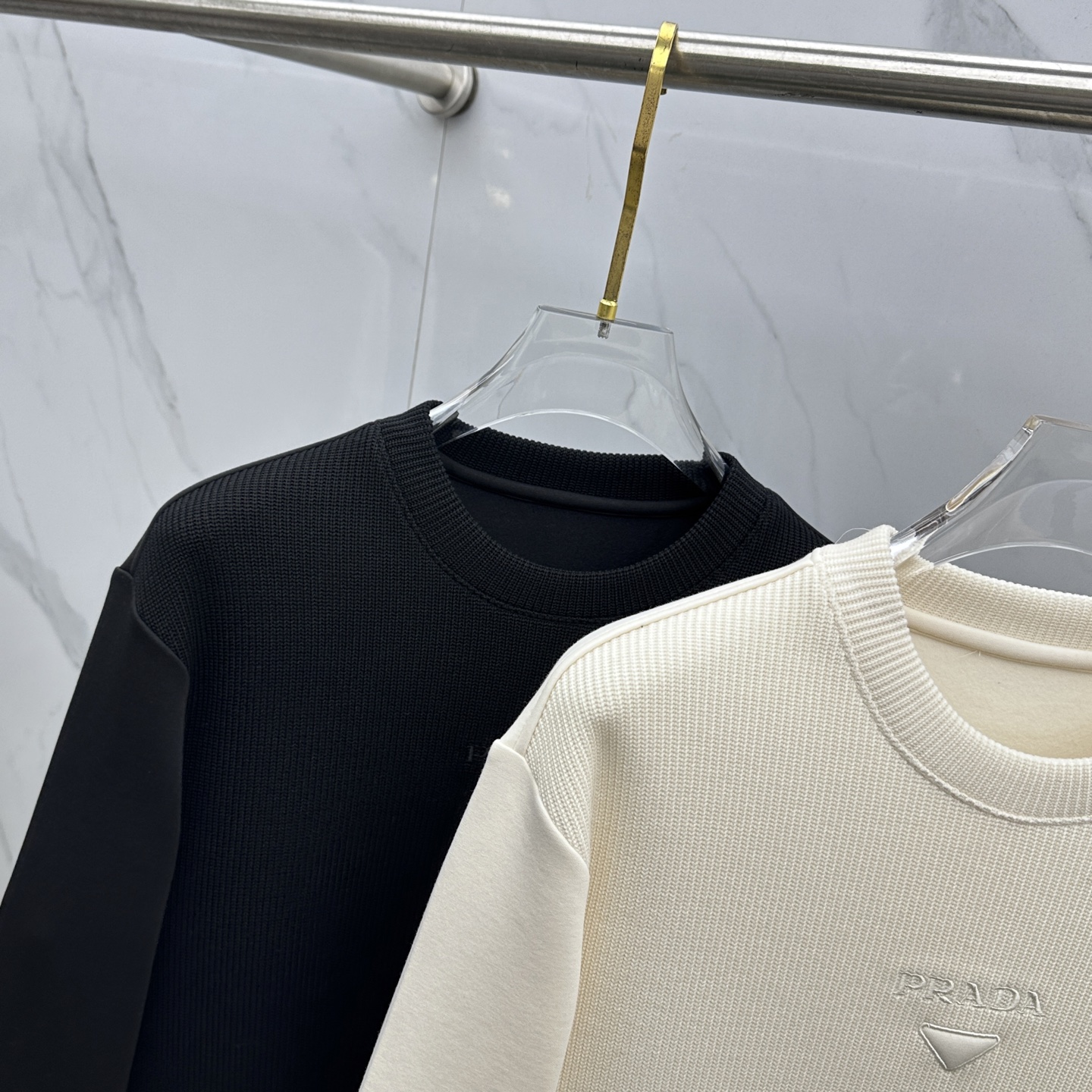 🆕Prada普拉达 2025秋冬羊毛混纺圆领针织拼接卫衣 内里拉绒保暖 手臂口袋拉链标志，细节上凸显质感