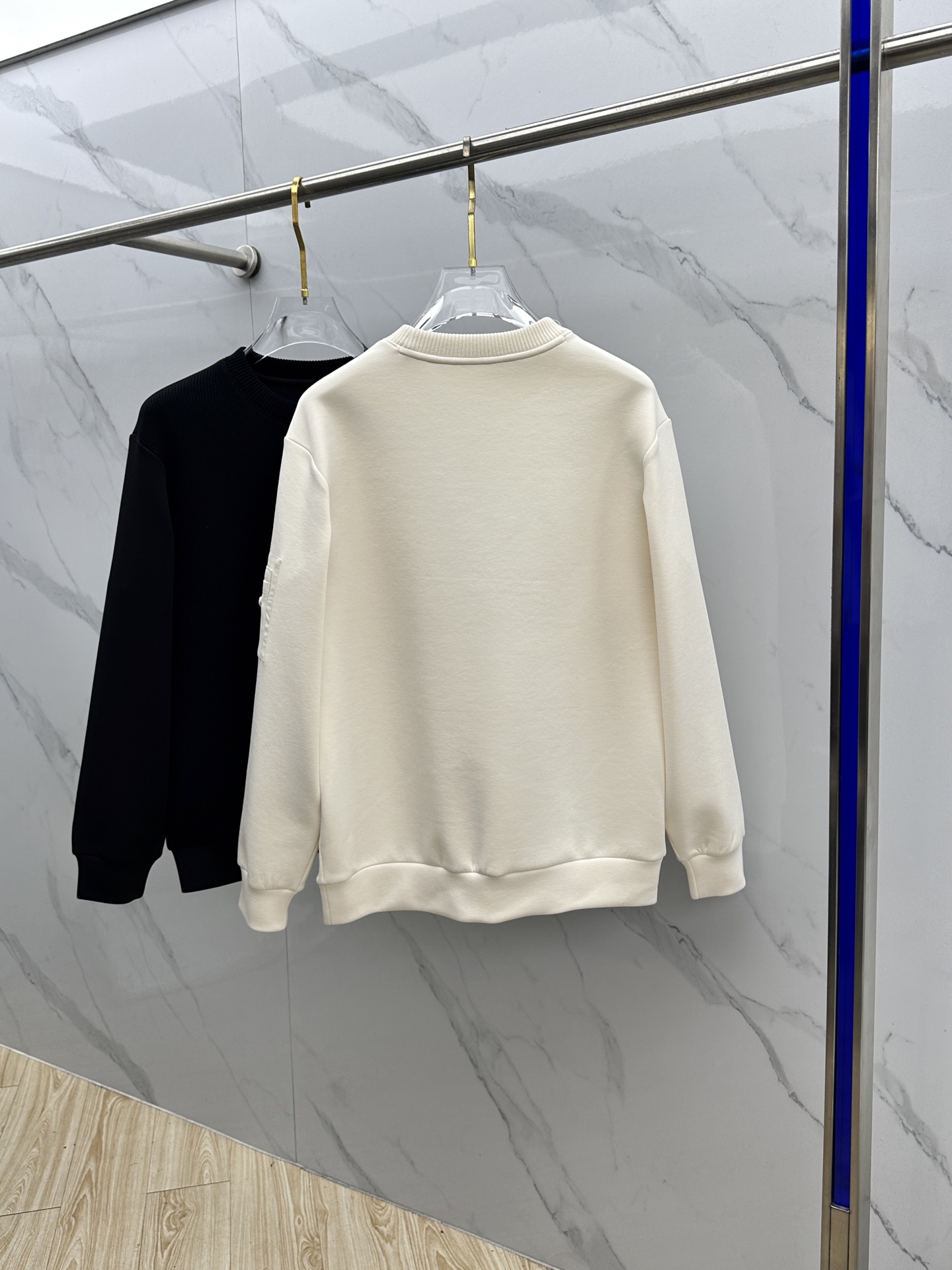 🆕Prada普拉达 2025秋冬羊毛混纺圆领针织拼接卫衣 内里拉绒保暖 手臂口袋拉链标志，细节上凸显质感