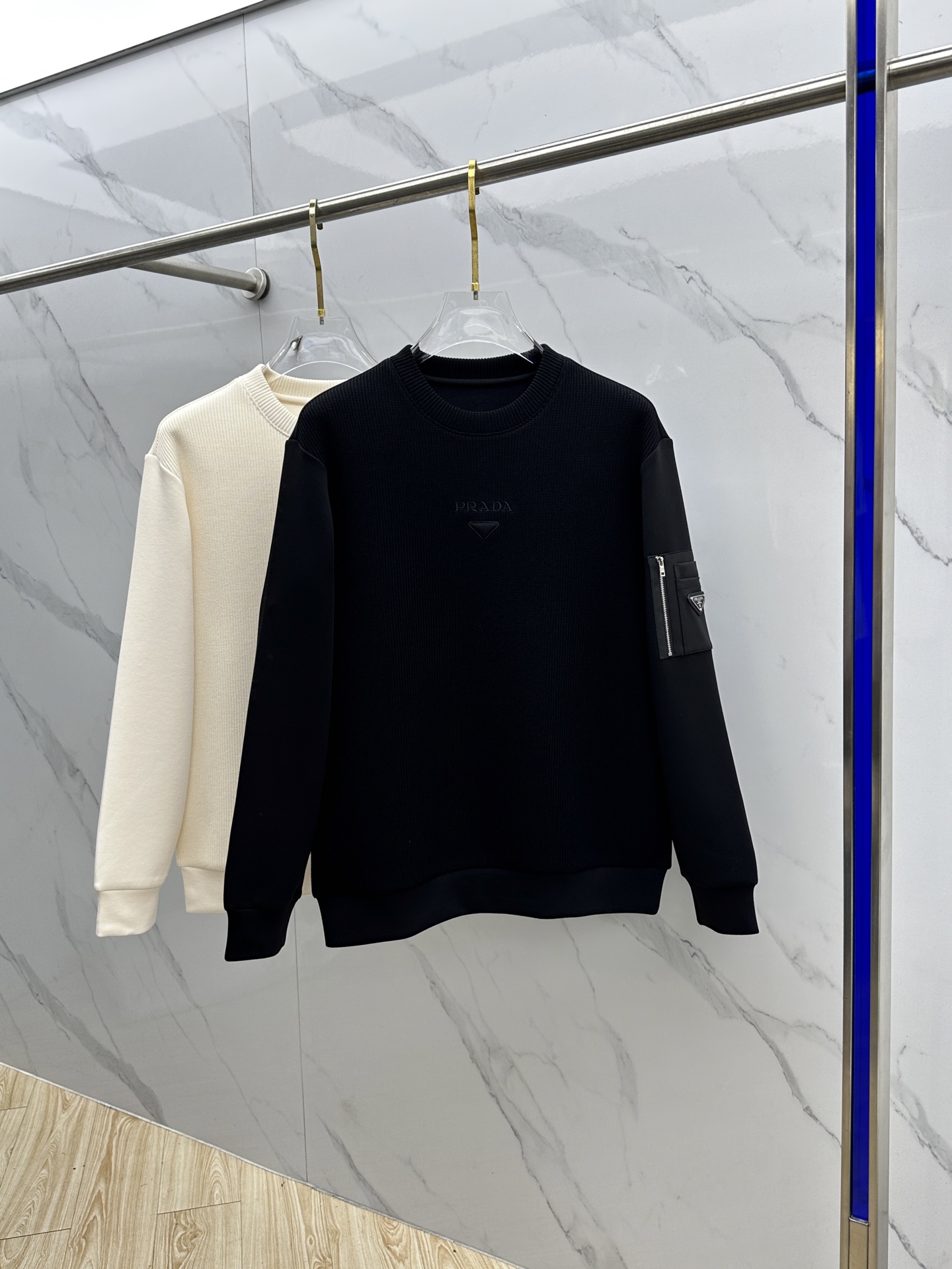 NO:624637,Prada 2025 Autumn and Winter Wool Blend Crew Neck Knitted Spliced Sweatshirt. The interior is brushed to keep warm. The zipper logo on the arm pockets highlights the texture. The overall design is fashionable and gives a modern feel. The tailoring is fitted, and the neckline is slightly close to the neck, making the overall upper body look more youthful and fashionable. The fabric is made of custom-woven wool blend material. It has the characteristics of easy care. The surface has a wool texture. The upper body is comfortable and warm, and it looks high-end at the same time.  It also has a nice stiff feel. 023 Size M-3XL, prada, prada, hoodie, sweatshirts, alexander wang19860909Prada普拉达 2025秋冬羊毛混纺圆领针织拼接卫衣 内里拉绒保暖 手臂口袋拉链标志,细节上凸显质感 整体设计上身时尚而赋予现代气息感合体的剪裁,领口微微贴合颈部,让整体上身更显年轻时尚 , 面料采用客供定织羊毛混纺材质 有着易打理的特点 表面有着羊毛质感 上身舒适保暖 ,显高档的同时 又有很好挺括感023 尺码M-3XL,,prada,prada,hoodie,sweatshirts,alexander wang,Men's clothing