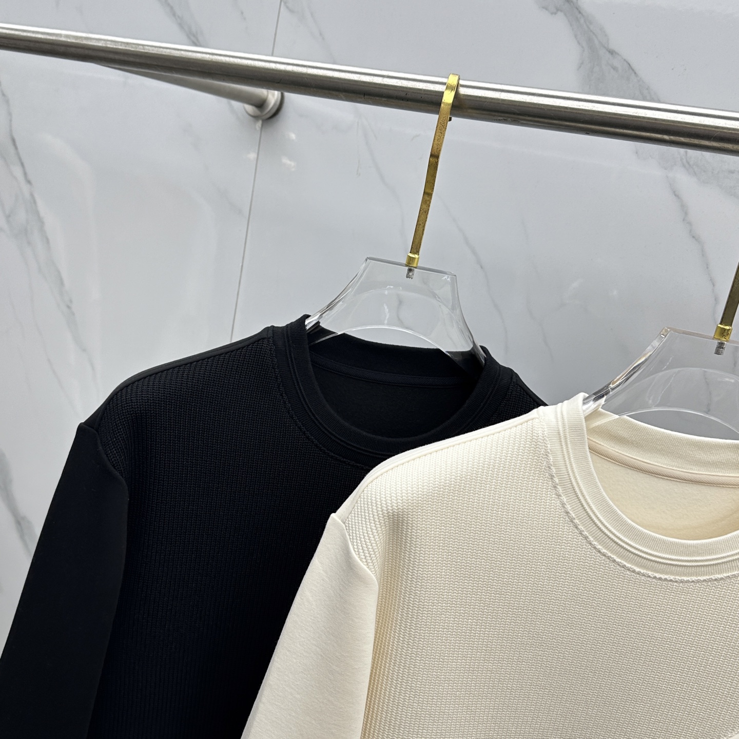 🆕Prada普拉达 2025秋冬羊毛混纺圆领针织拼接卫衣 内里拉绒保暖 胸前logo标志，细节上凸显质感