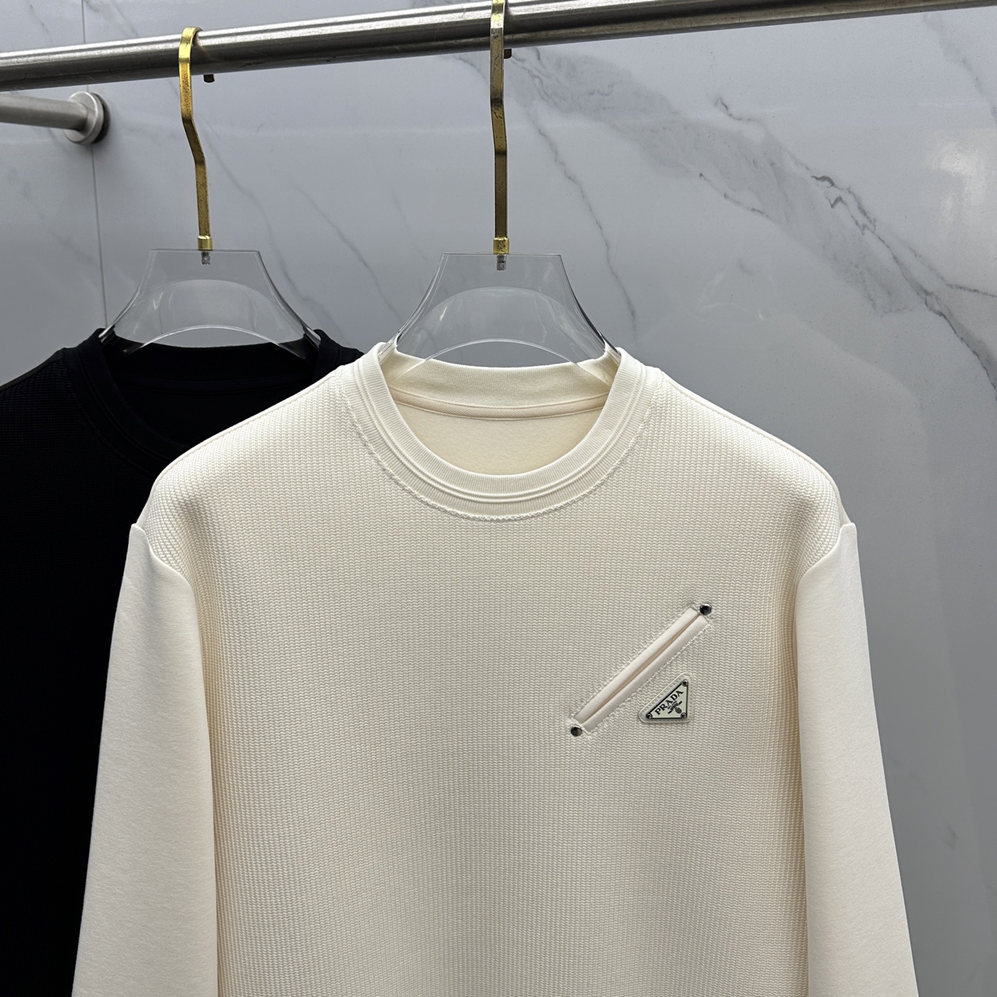 🆕Prada普拉达 2025秋冬羊毛混纺圆领针织拼接卫衣 内里拉绒保暖 胸前logo标志，细节上凸显质感