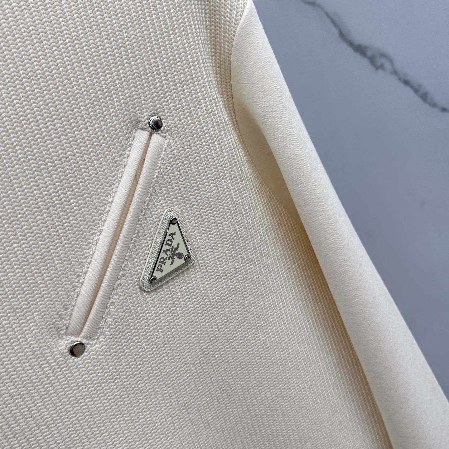 🆕Prada普拉达 2025秋冬羊毛混纺圆领针织拼接卫衣 内里拉绒保暖 胸前logo标志，细节上凸显质感