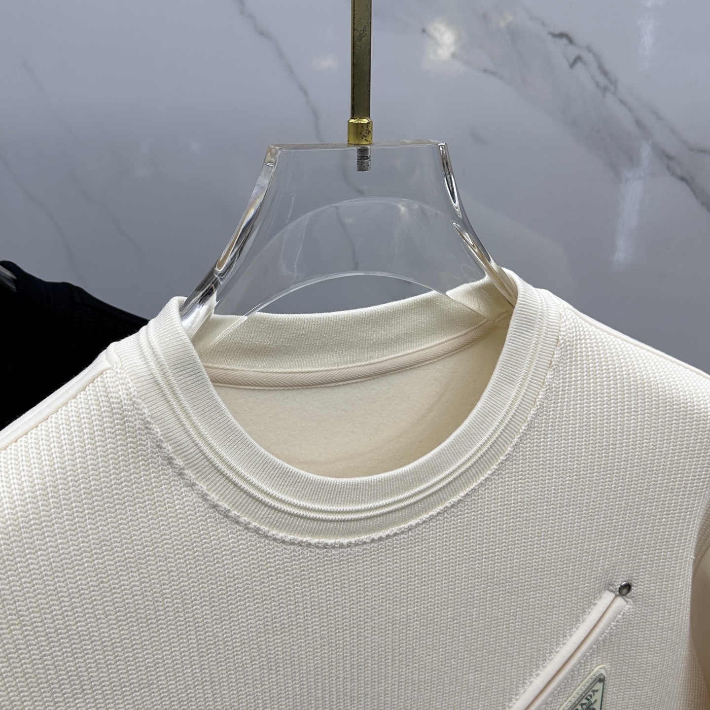 🆕Prada普拉达 2025秋冬羊毛混纺圆领针织拼接卫衣 内里拉绒保暖 胸前logo标志，细节上凸显质感