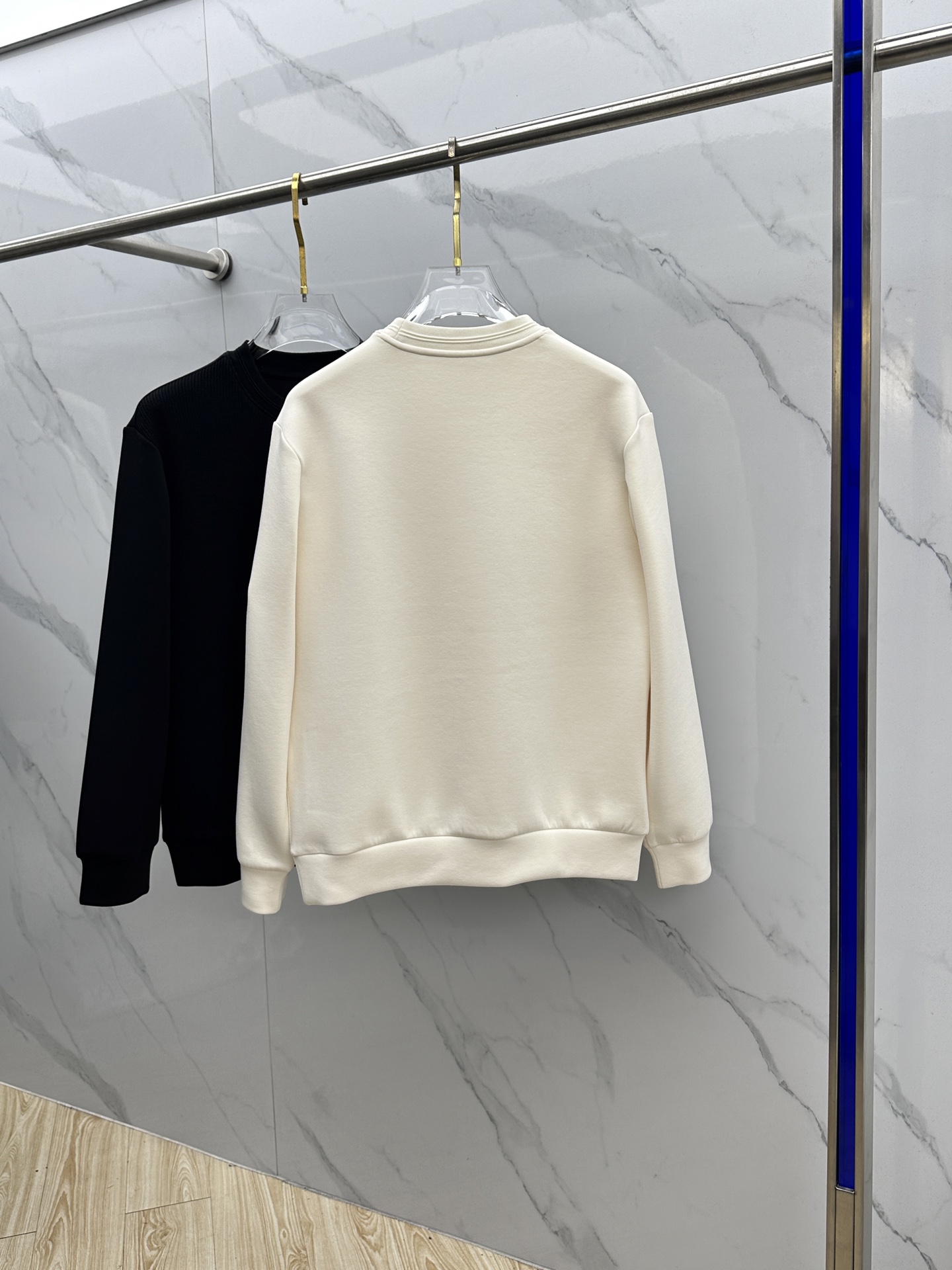 🆕Prada普拉达 2025秋冬羊毛混纺圆领针织拼接卫衣 内里拉绒保暖 胸前logo标志，细节上凸显质感