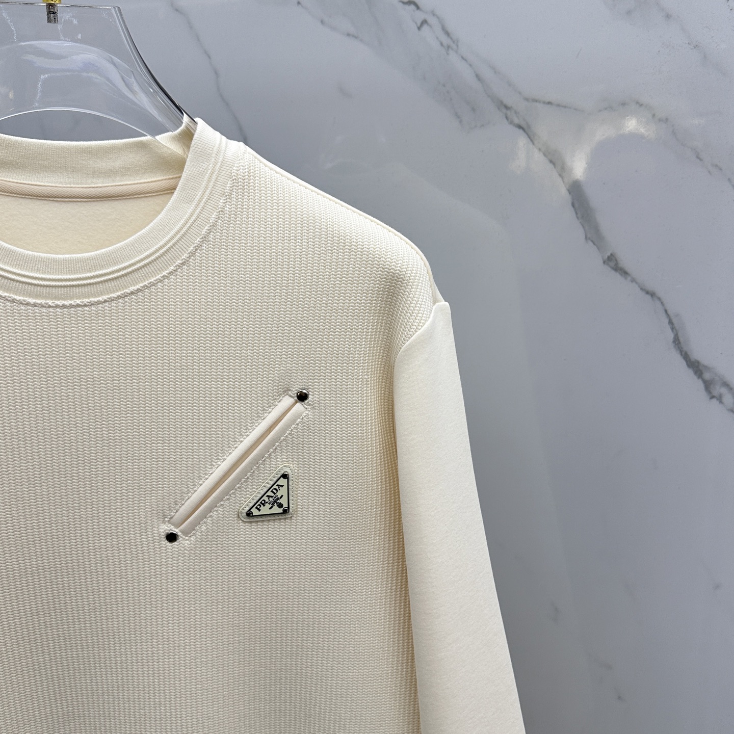 🆕Prada普拉达 2025秋冬羊毛混纺圆领针织拼接卫衣 内里拉绒保暖 胸前logo标志，细节上凸显质感