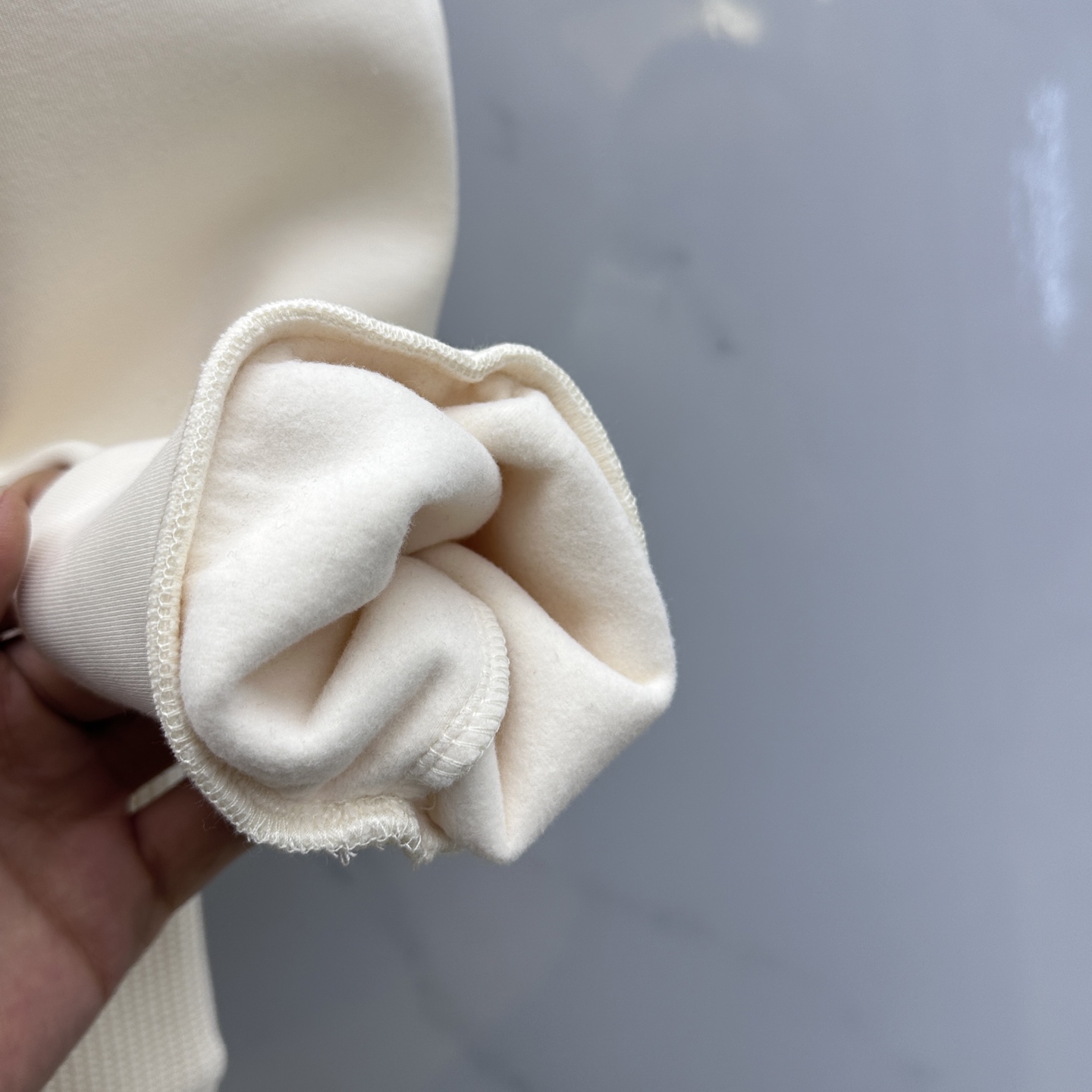 🆕Prada普拉达 2025秋冬羊毛混纺圆领针织拼接卫衣 内里拉绒保暖 胸前logo标志，细节上凸显质感