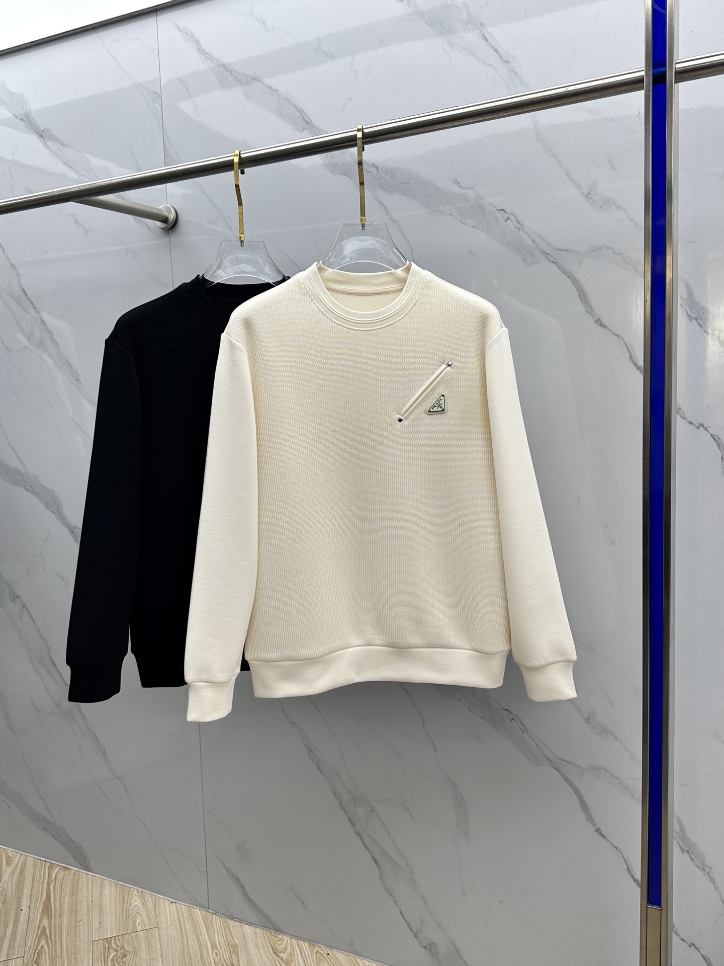 🆕Prada普拉达 2025秋冬羊毛混纺圆领针织拼接卫衣 内里拉绒保暖 胸前logo标志，细节上凸显质感