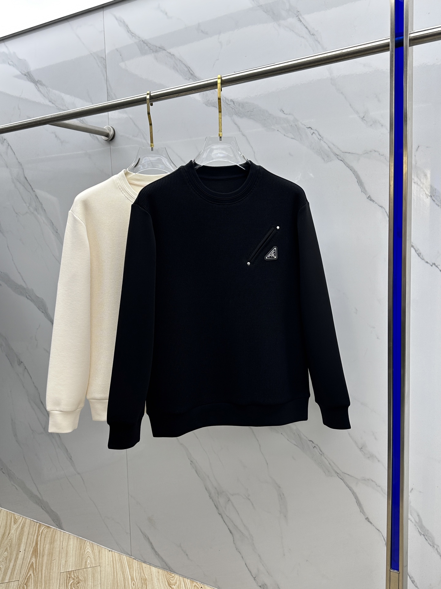 NO:624641,Prada 2025 Autumn and Winter Wool Blend Round Neck Knitted Spliced Sweatshirt. Brushed lining to keep warm. Logo on the chest, highlighting the texture in the details. The overall design is fashionable on the upper body and gives a modern feel. Fitted tailoring, the collar slightly fits the neck, making the overall upper body look more youthful and fashionable. The fabric is made of custom-woven wool blend material. It has the characteristics of easy care. The surface has a wool texture. The upper body is comfortable and warm, and it looks high-end at the same time.  It also has a nice stiff feel. 023 Size M-3XL, prada, prada, hoodie, sweatshirts, alexander wang19860909Prada普拉达 2025秋冬羊毛混纺圆领针织拼接卫衣 内里拉绒保暖 胸前logo标志,细节上凸显质感 整体设计上身时尚而赋予现代气息感合体的剪裁,领口微微贴合颈部,让整体上身更显年轻时尚 , 面料采用客供定织羊毛混纺材质 有着易打理的特点 表面有着羊毛质感 上身舒适保暖 ,显高档的同时 又有很好挺括感023 尺码M-3XL,,prada,prada,hoodie,sweatshirts,alexander wang,Men's clothing