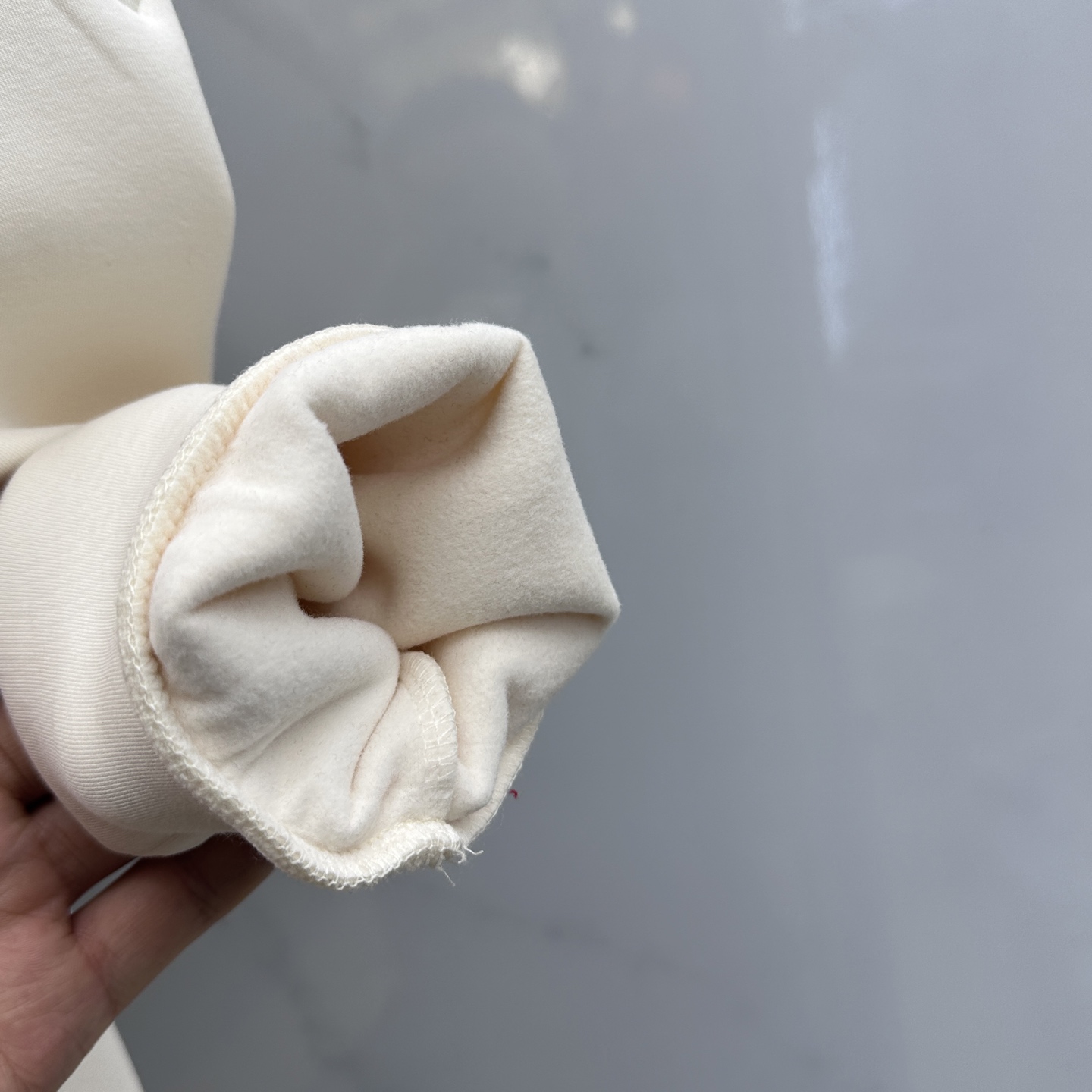 🆕Moncler蒙口 2025秋冬圆领套头卫衣 内里拉绒保暖 对称拼接红白蓝织带 细节上凸显质感 整体设