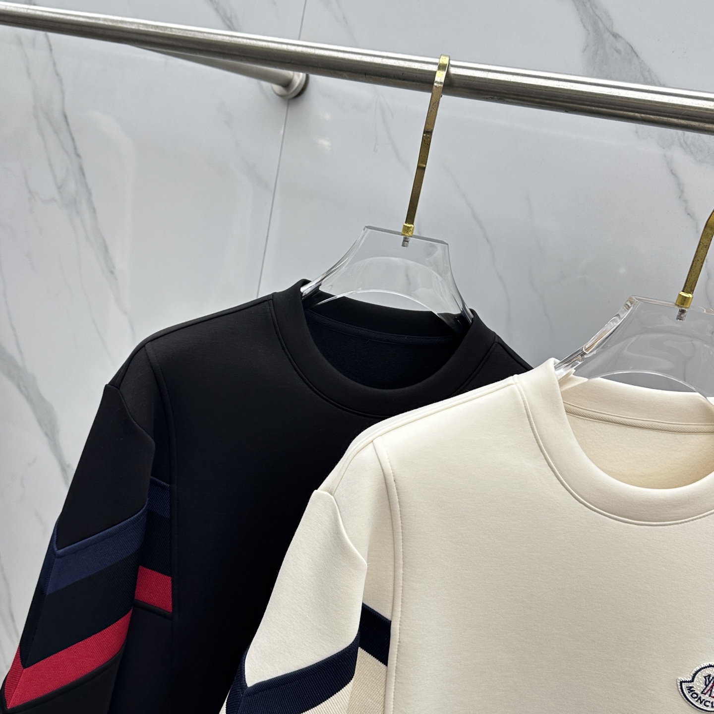 🆕Moncler蒙口 2025秋冬圆领套头卫衣 内里拉绒保暖 对称拼接红白蓝织带 细节上凸显质感 整体设