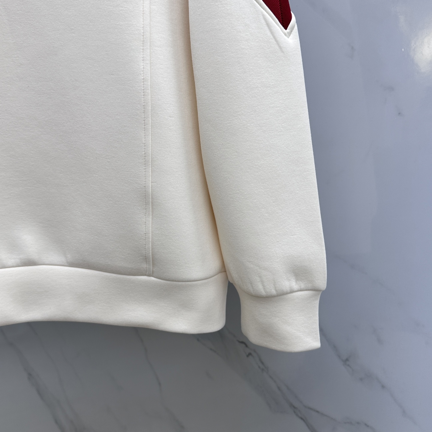 🆕Moncler蒙口 2025秋冬圆领套头卫衣 内里拉绒保暖 对称拼接红白蓝织带 细节上凸显质感 整体设