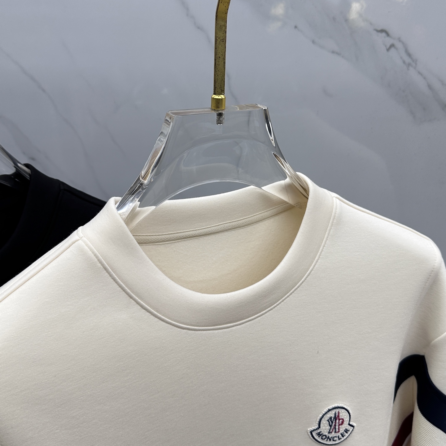 🆕Moncler蒙口 2025秋冬圆领套头卫衣 内里拉绒保暖 对称拼接红白蓝织带 细节上凸显质感 整体设