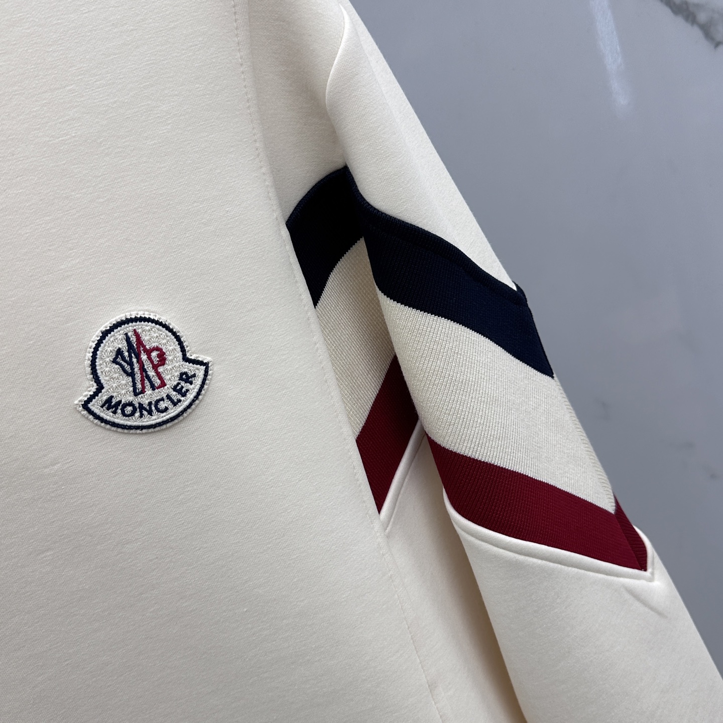 🆕Moncler蒙口 2025秋冬圆领套头卫衣 内里拉绒保暖 对称拼接红白蓝织带 细节上凸显质感 整体设