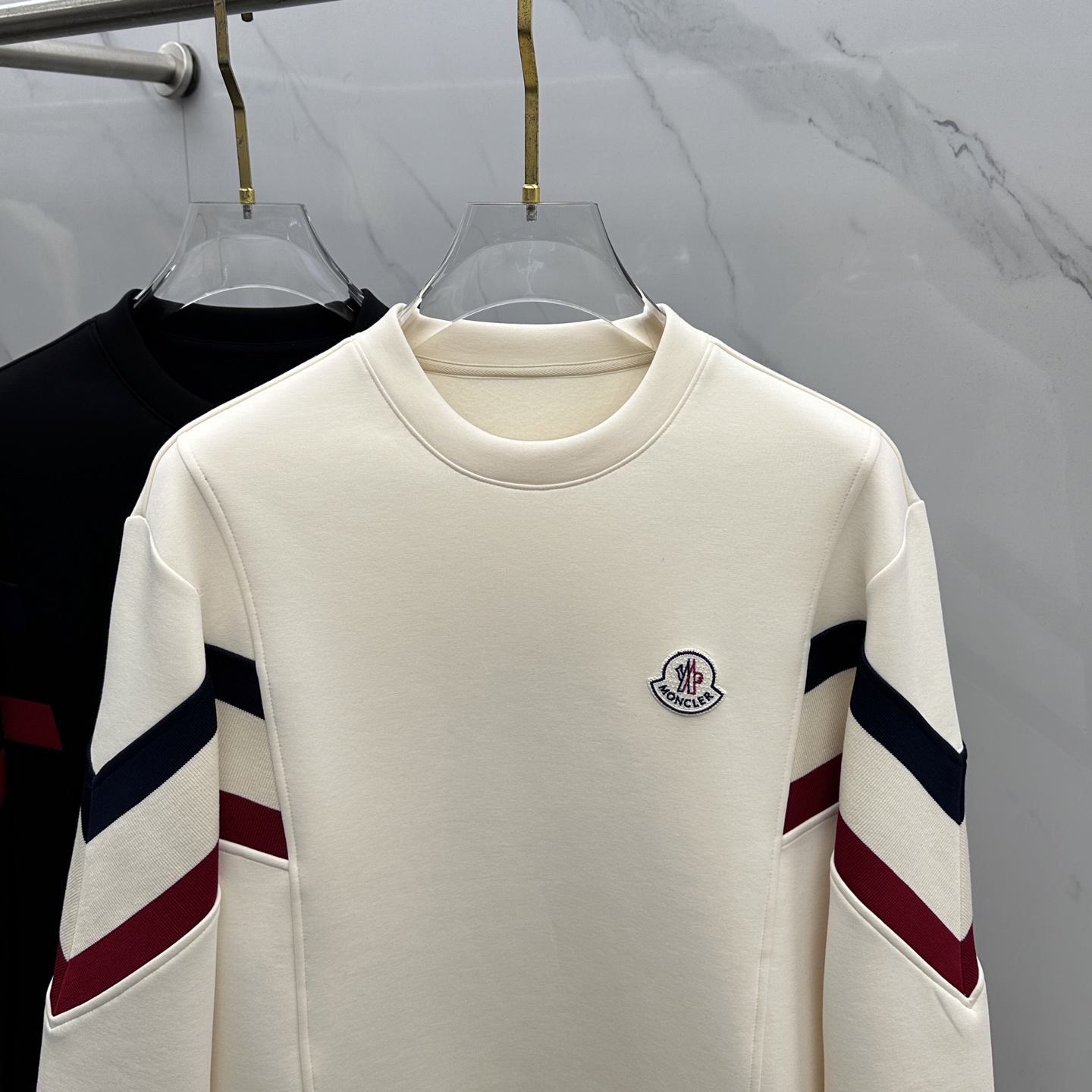 🆕Moncler蒙口 2025秋冬圆领套头卫衣 内里拉绒保暖 对称拼接红白蓝织带 细节上凸显质感 整体设