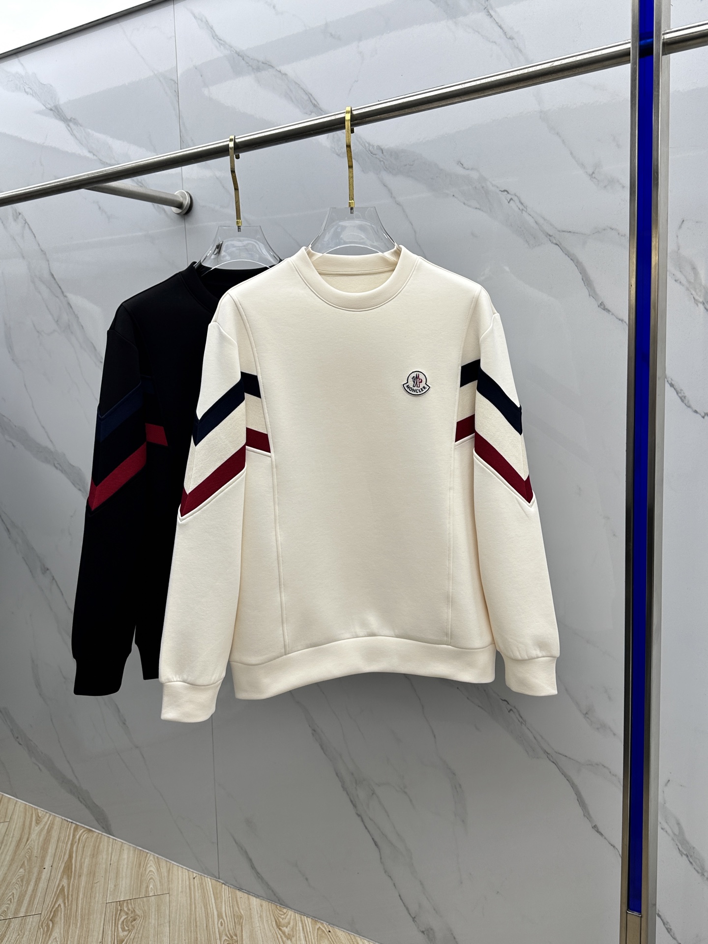 🆕Moncler蒙口 2025秋冬圆领套头卫衣 内里拉绒保暖 对称拼接红白蓝织带 细节上凸显质感 整体设