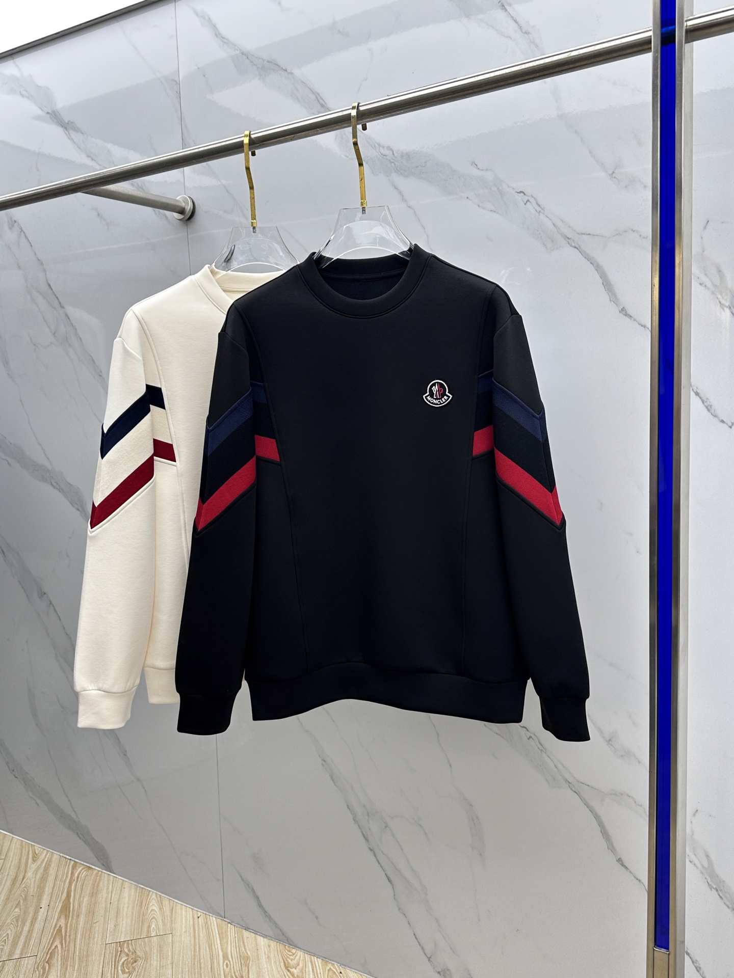 NO:624649,Moncler Mouth Covered 2025 Autumn and Winter Round Neck Pullover Sweatshirt. The interior is brushed to keep warm. Symmetrical splicing of red, white and blue webbing highlights the texture in the details. The overall design of the upper body is fashionable and gives a modern sense of fit. The collar slightly fits the neck, making the overall upper body more youthful and fashionable. The air cotton material is easy to care for and has a wool texture on the surface. The upper body is comfortable and warm. It looks high-end and has a good crisp feeling at the same time. 023  Size M-3XL,,Moncler,hoodie,sweatshirts,alexander wang19860909Moncler蒙口 2025秋冬圆领套头卫衣 内里拉绒保暖 对称拼接红白蓝织带 细节上凸显质感 整体设计上身时尚而赋予现代气息感合体的剪裁,领口微微贴合颈部,让整体上身更显年轻时尚 ,空气棉材质 有着易打理的特点 表面有着羊毛质感 上身舒适保暖 ,显高档的同时 又有很好挺括感023 尺码M-3XL,,Moncler,hoodie,sweatshirts,alexander wang,Men's clothing