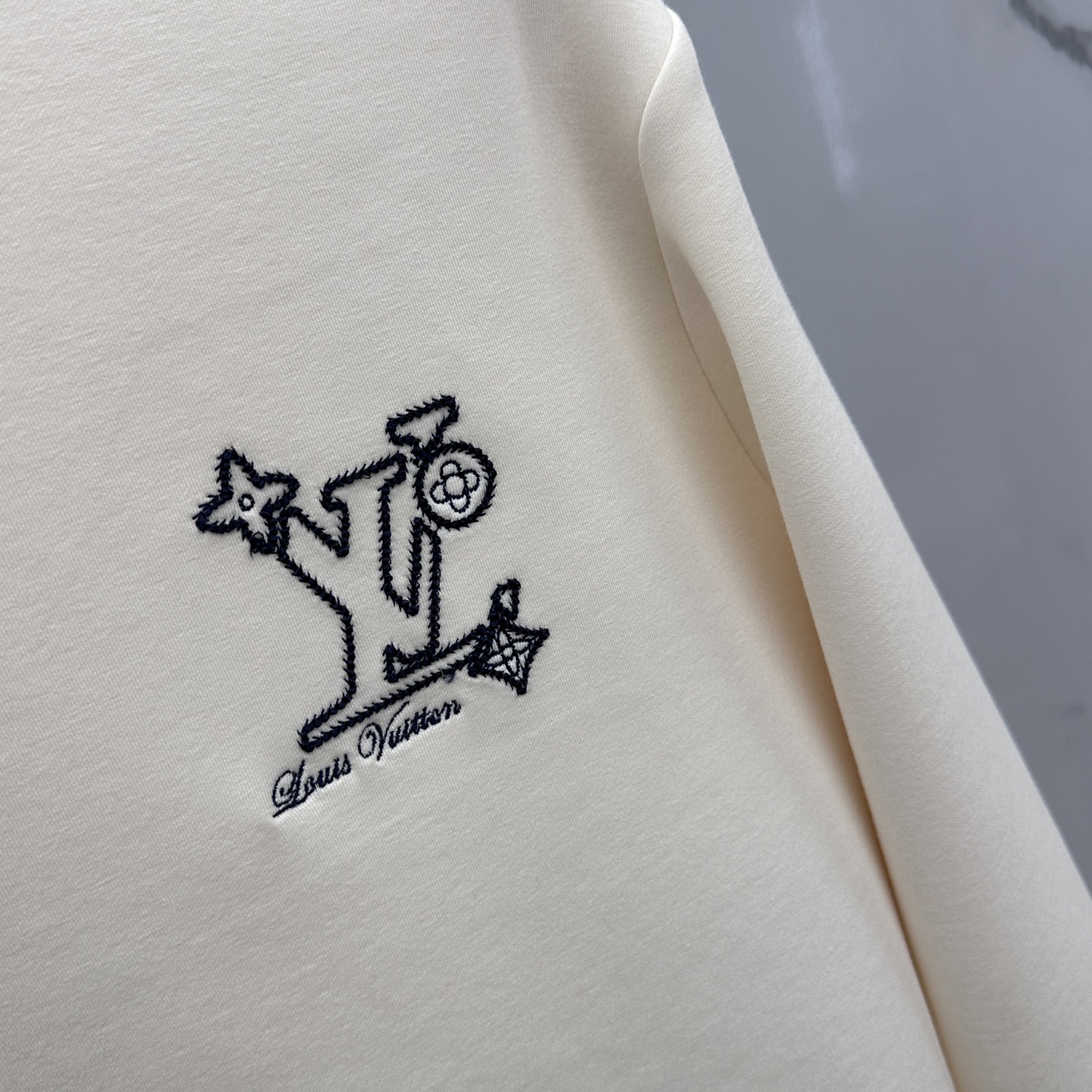 🆕LV路易威登 2025秋冬圆领套头卫衣 内里拉绒保暖 胸前logo刺绣 细节上凸显质感 整体设计上身时