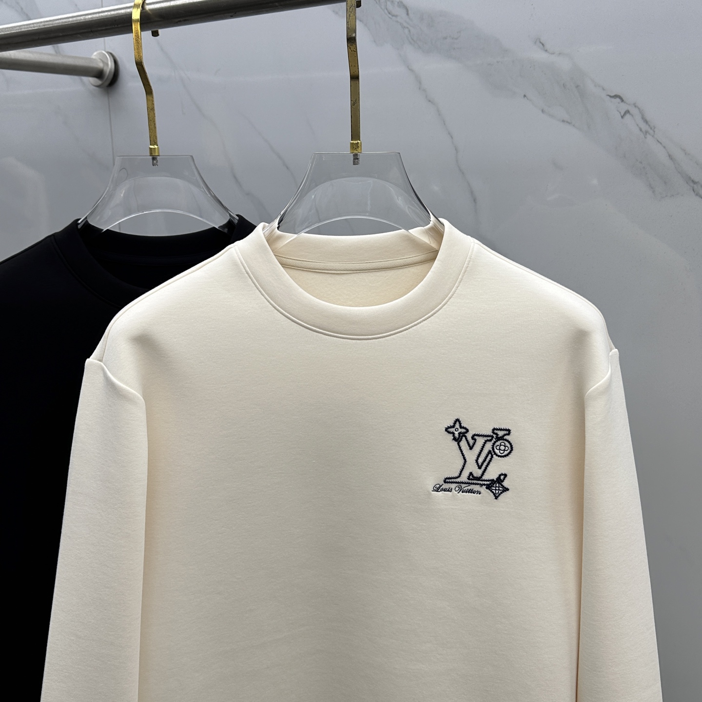 🆕LV路易威登 2025秋冬圆领套头卫衣 内里拉绒保暖 胸前logo刺绣 细节上凸显质感 整体设计上身时