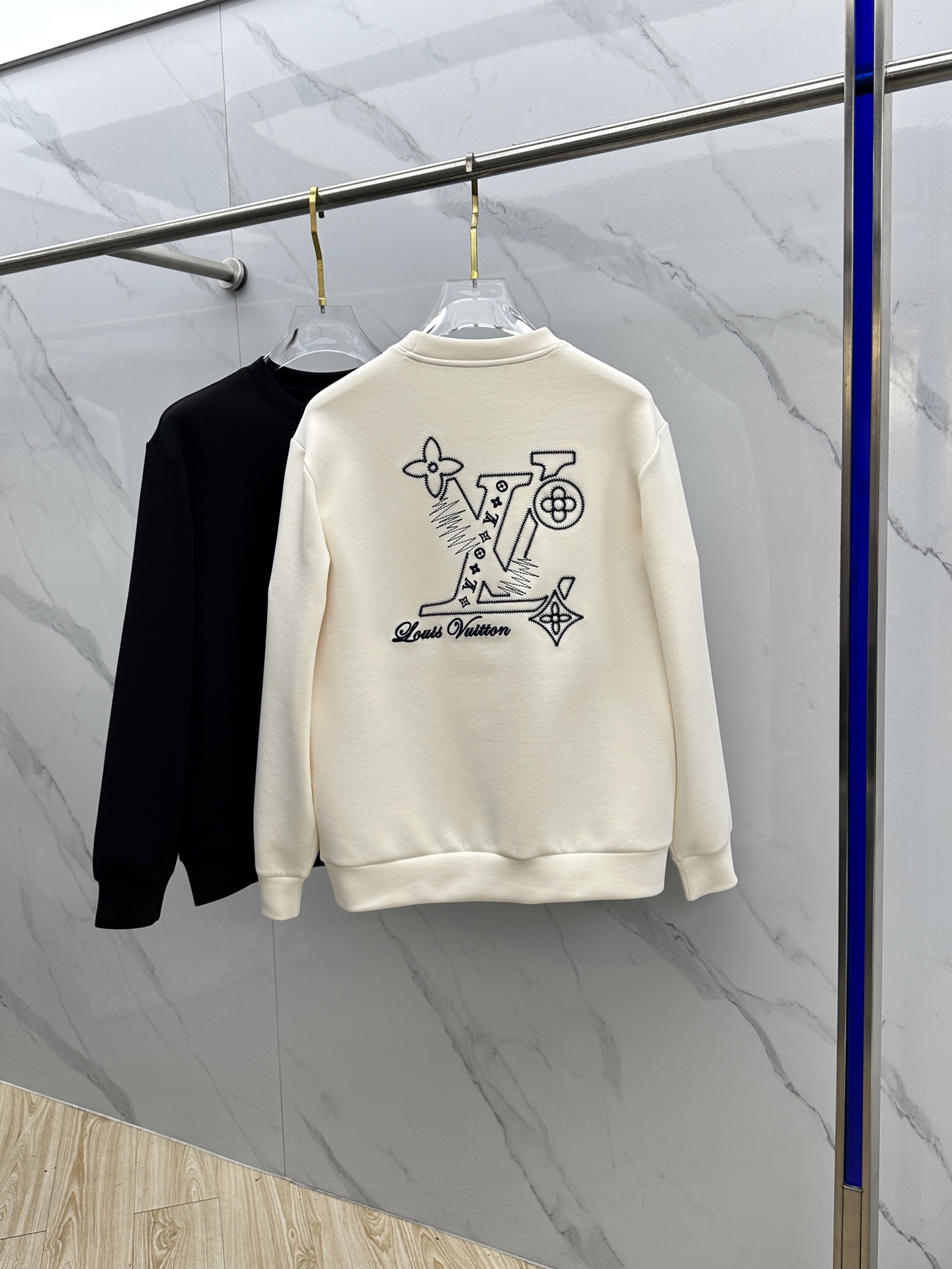 🆕LV路易威登 2025秋冬圆领套头卫衣 内里拉绒保暖 胸前logo刺绣 细节上凸显质感 整体设计上身时