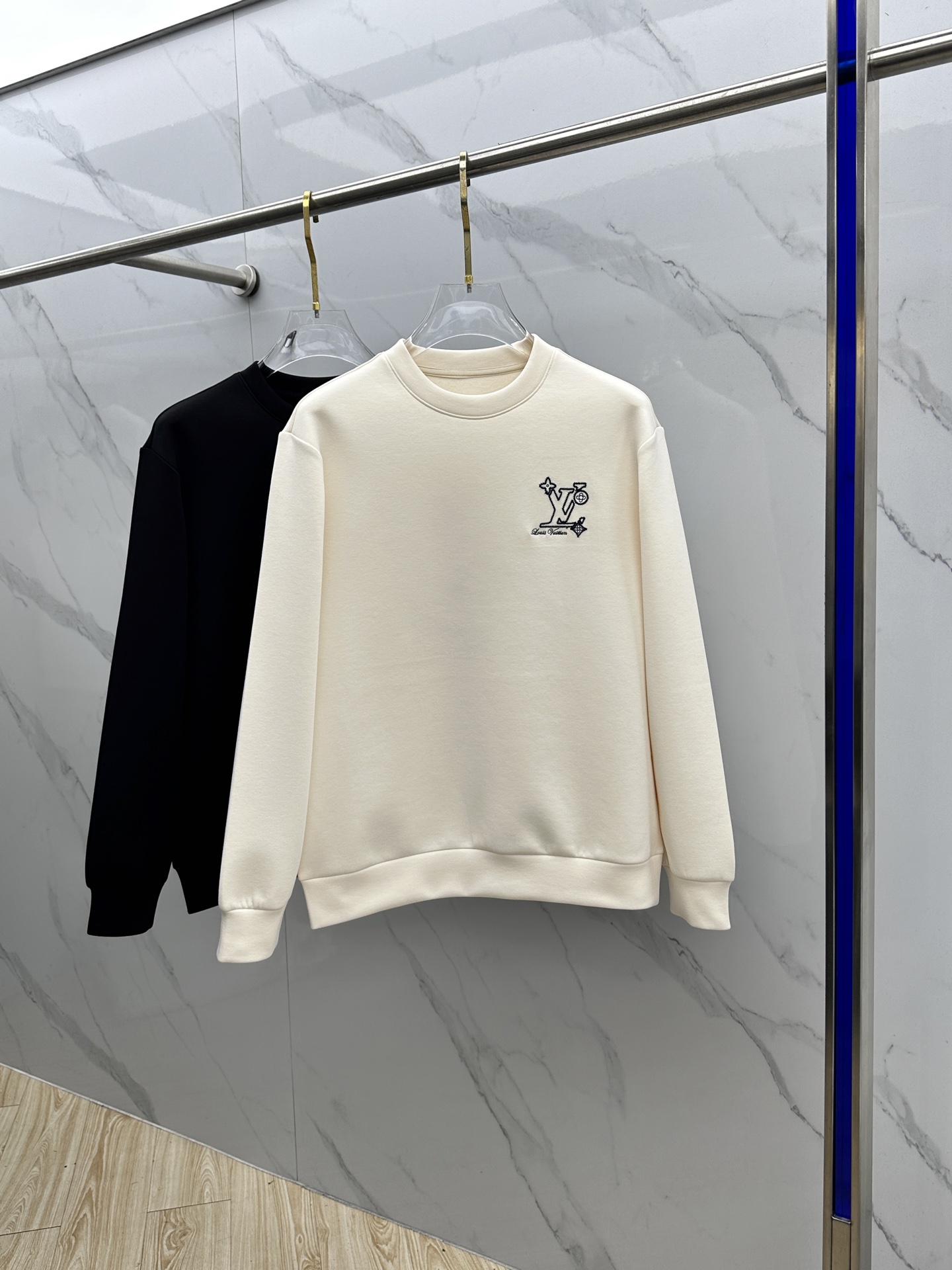 🆕LV路易威登 2025秋冬圆领套头卫衣 内里拉绒保暖 胸前logo刺绣 细节上凸显质感 整体设计上身时